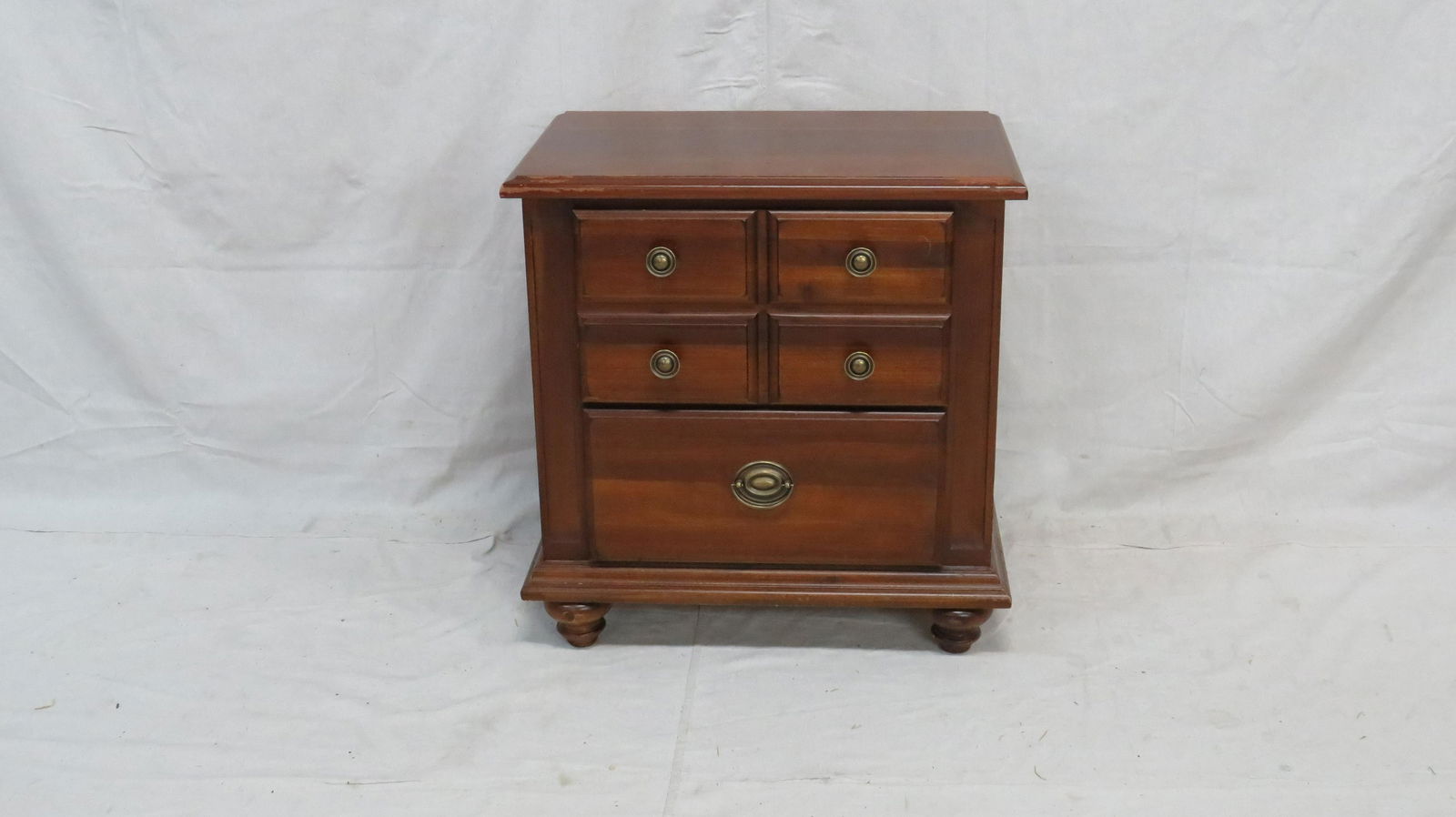 Broyhill nightstand deals cherry