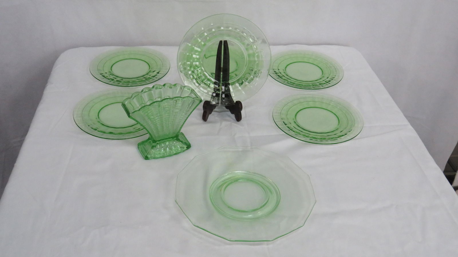 8 Pcs Green Depression Glass (1 of 2)