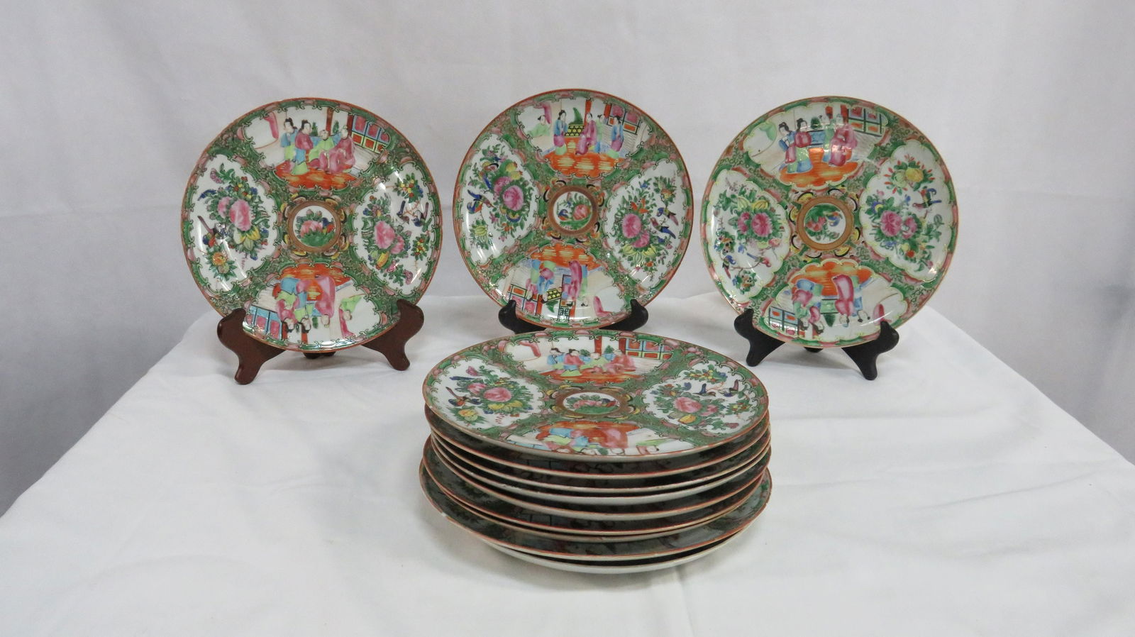 12 Rose Medallion Chinese Export 9.5" Plates (1 of 7)