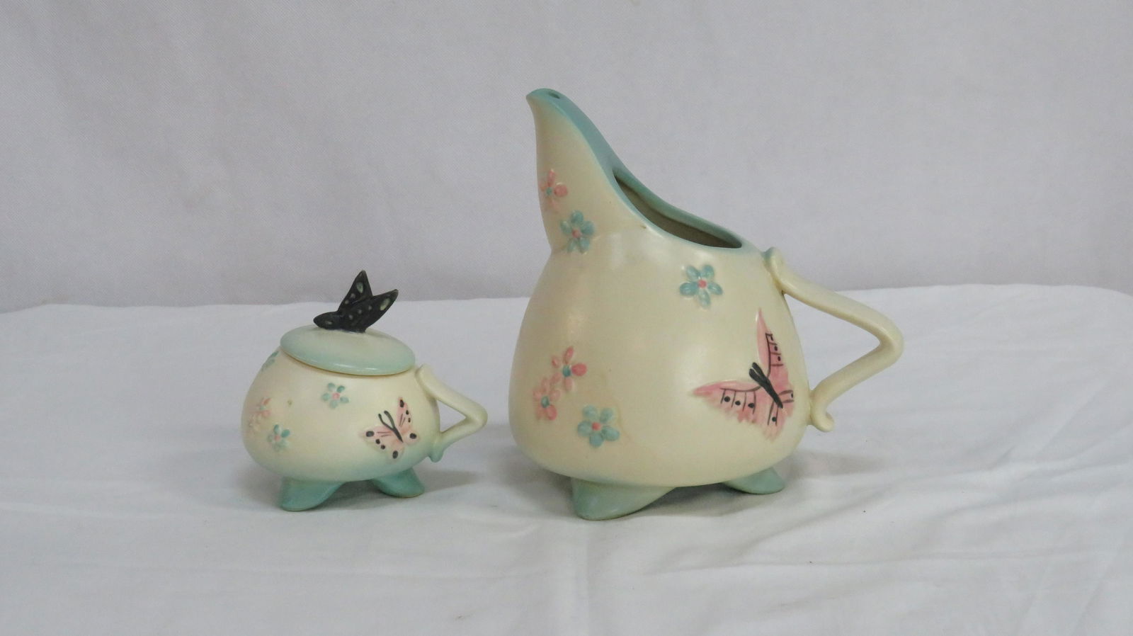 Hull Pottery Butterfly Pitcher & Sugar Bowl B 18 (1 of 4)