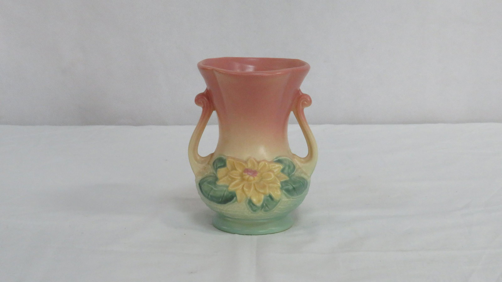 Hull Art Pottery Water Lily Vase L-4-6 1/2 (1 of 4)