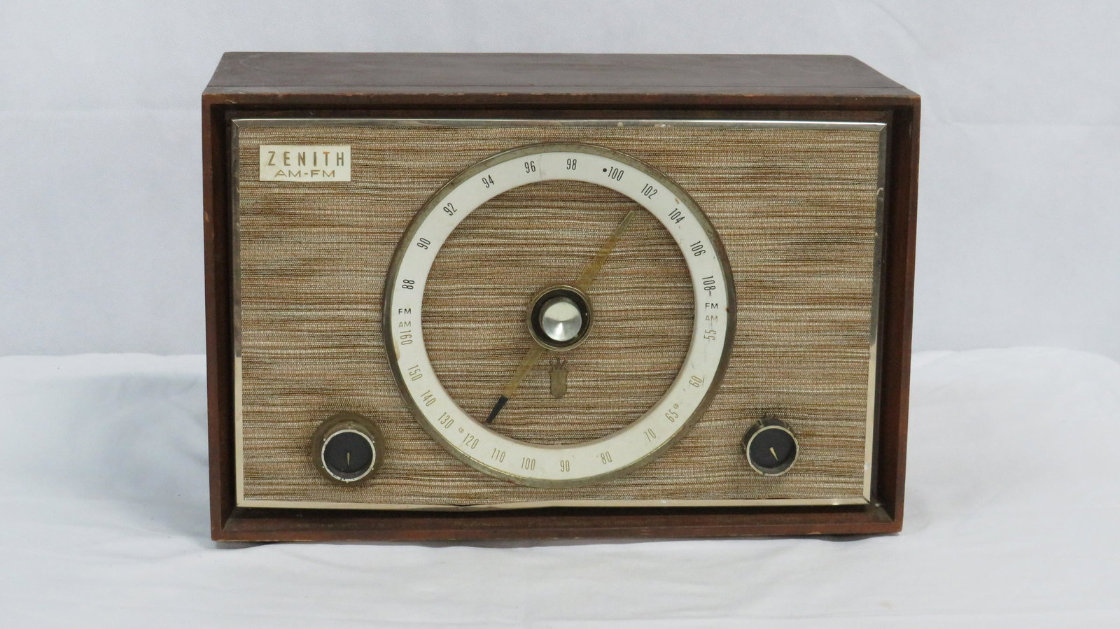 MId Century Zenith AM/FM Radio (1 of 6)