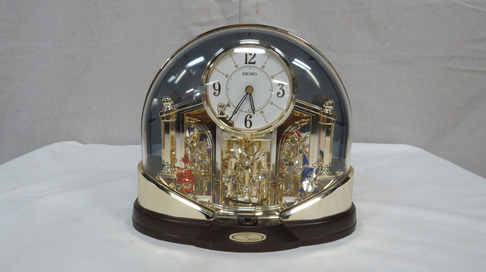 Seiko Melodies in Motion Clock Swarovski Crystals: Seiko Melodies in Motion Clock Swarovski Crystals in Pendulum. In good working condition. Can be switched between 6 popular melodies to 6 Christmas melodies with volumn control. Retired Model number Q