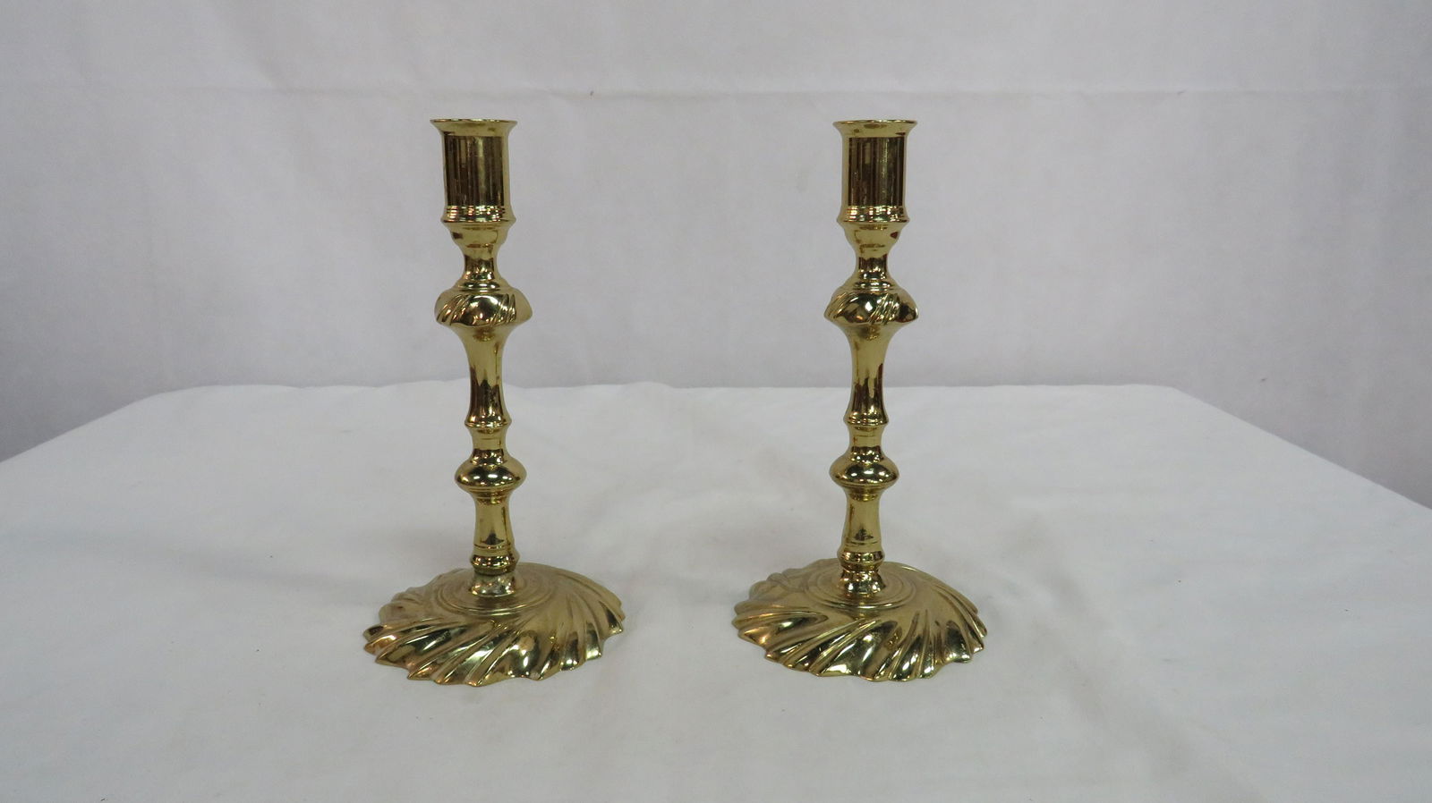 Pair Colonial Williamsburg CW16-10 Candlesticks (1 of 4)