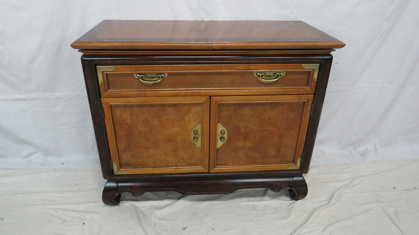 Broyhill Ming Dynasty Chinoiserie Credenza Bar (1 of 6)