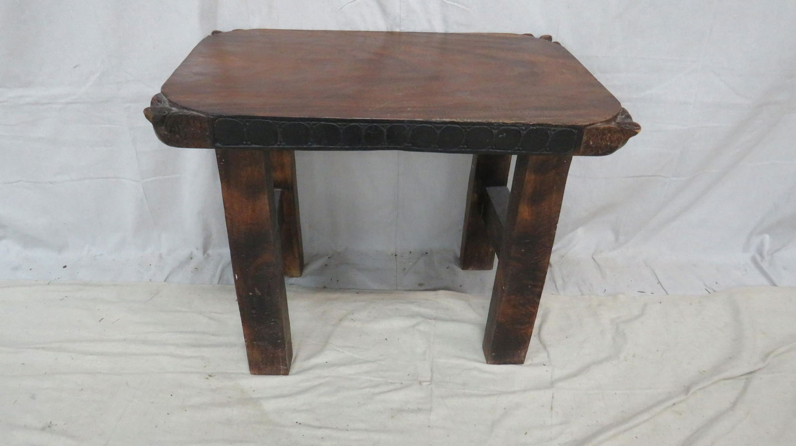 Vintage Occasional Table with Turtles (1 of 5)