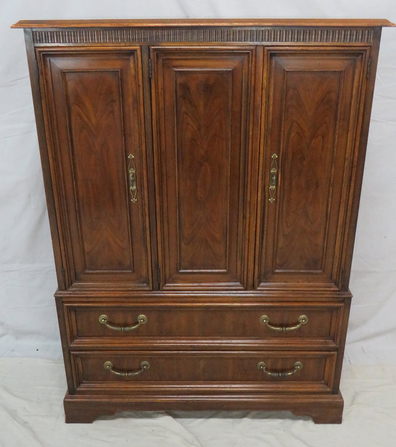 Vintage Drexel Tryon Manor Gentleman's Armoire: Vintage Drexel Tryon Manor Gentleman's Armoire in good condition, Fitted Interior, Dovetailed Drawers with Brass Hardware, 58''H x 42.5''W x 19''D