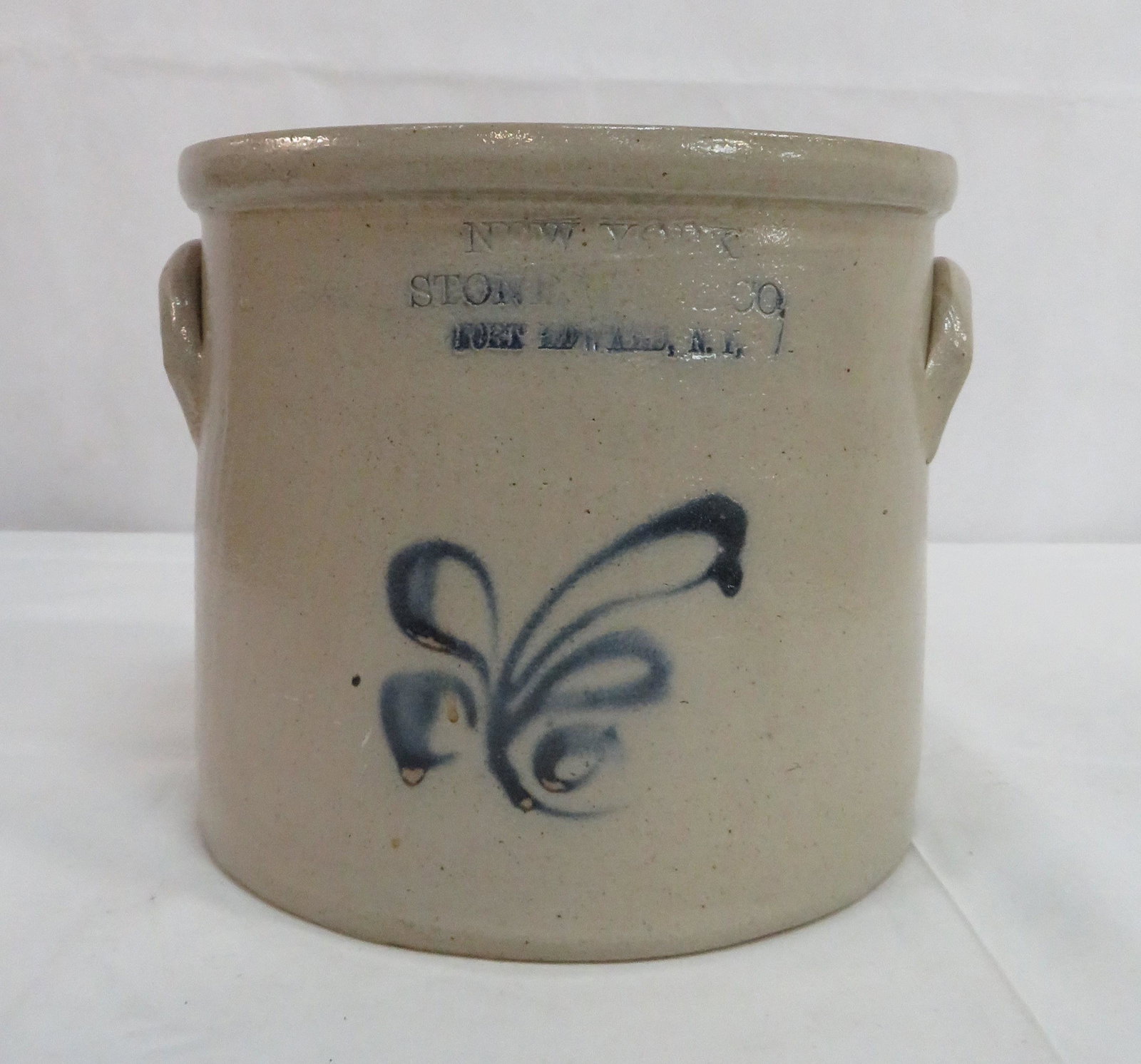 New York Stoneware Co Fort Edward Crock: New York Stoneware Co Fort Edward Crock in good condition. Blue Decorated Floral 7"H x 8"D
