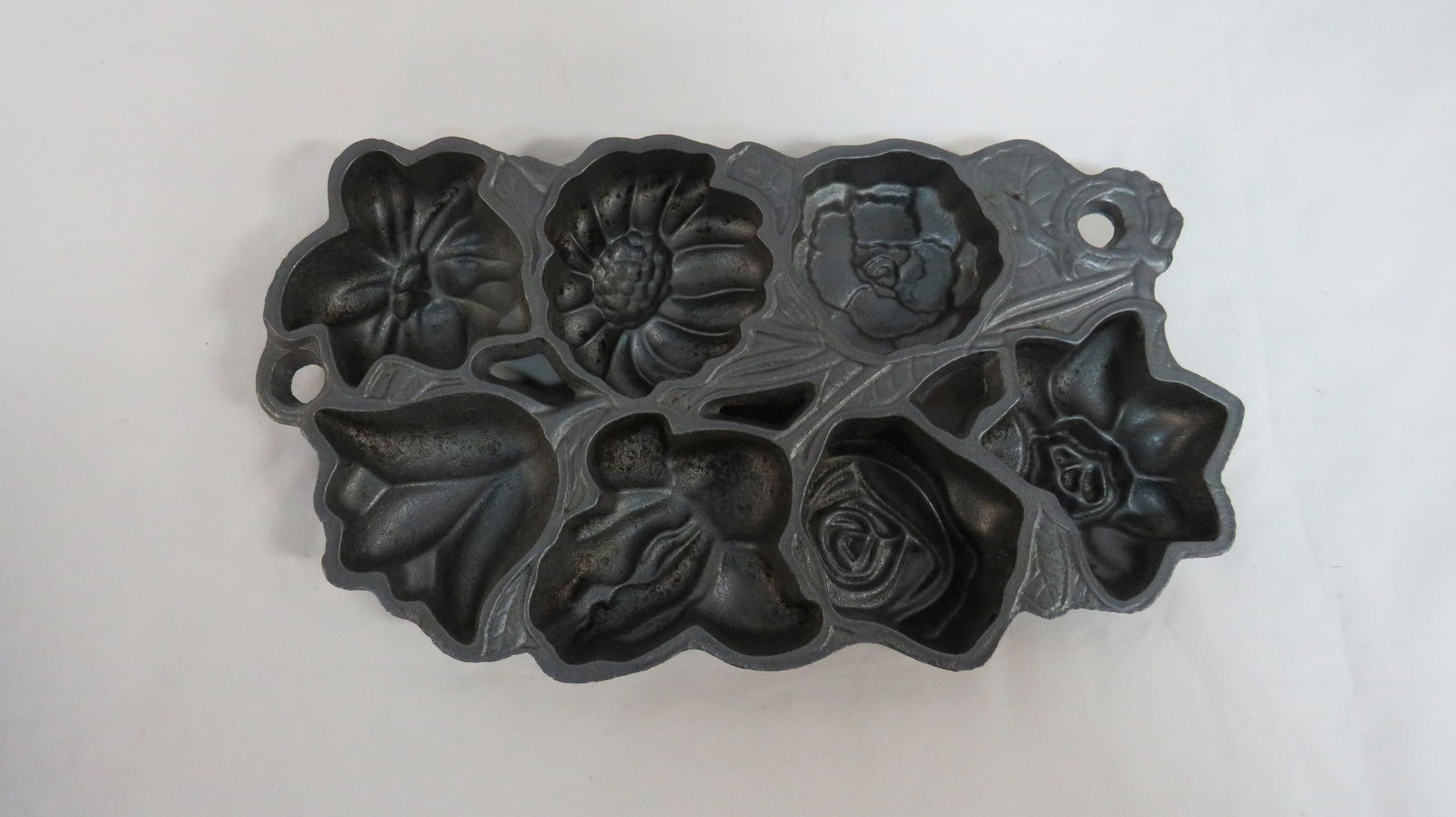 John Wright Cast Iron Flowers Baking Mold 1991: John Wright Cast Iron Flowers Baking Mold 1991 in good condition. 14"L x 8"W