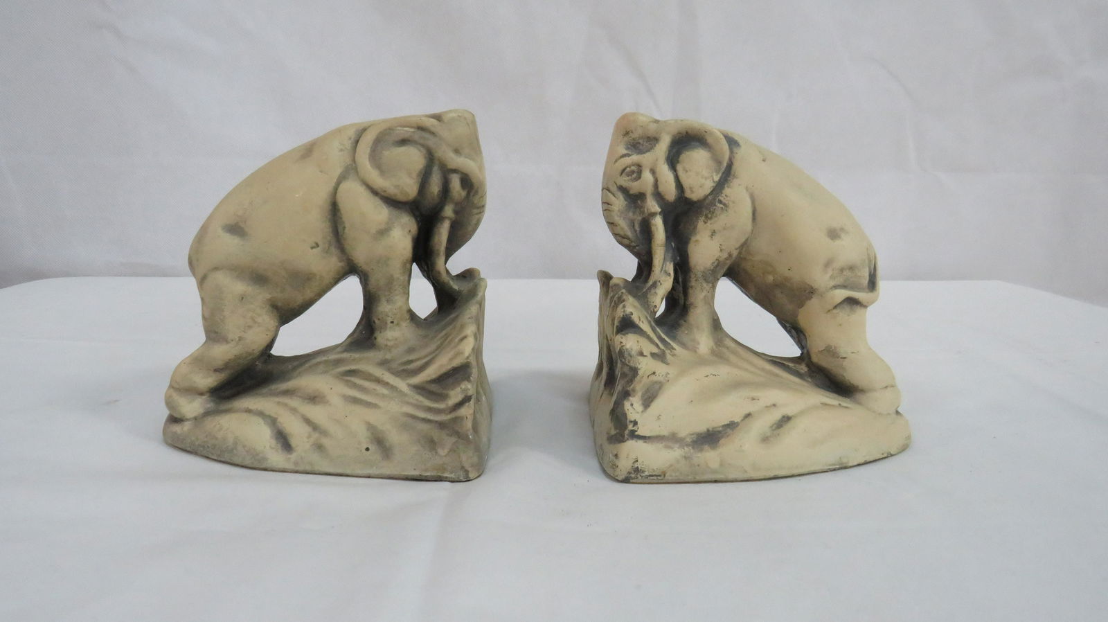 Vintage Mid Century Chalk Elephant Bookends: Vintage Mid Century Chalk Elephant Bookends in good condition. 5.5"H