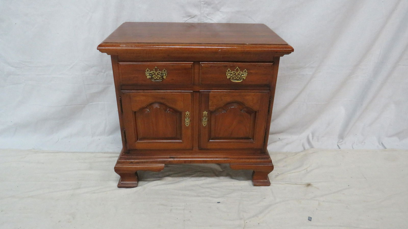 Thomasville Oak Nightstand Auction