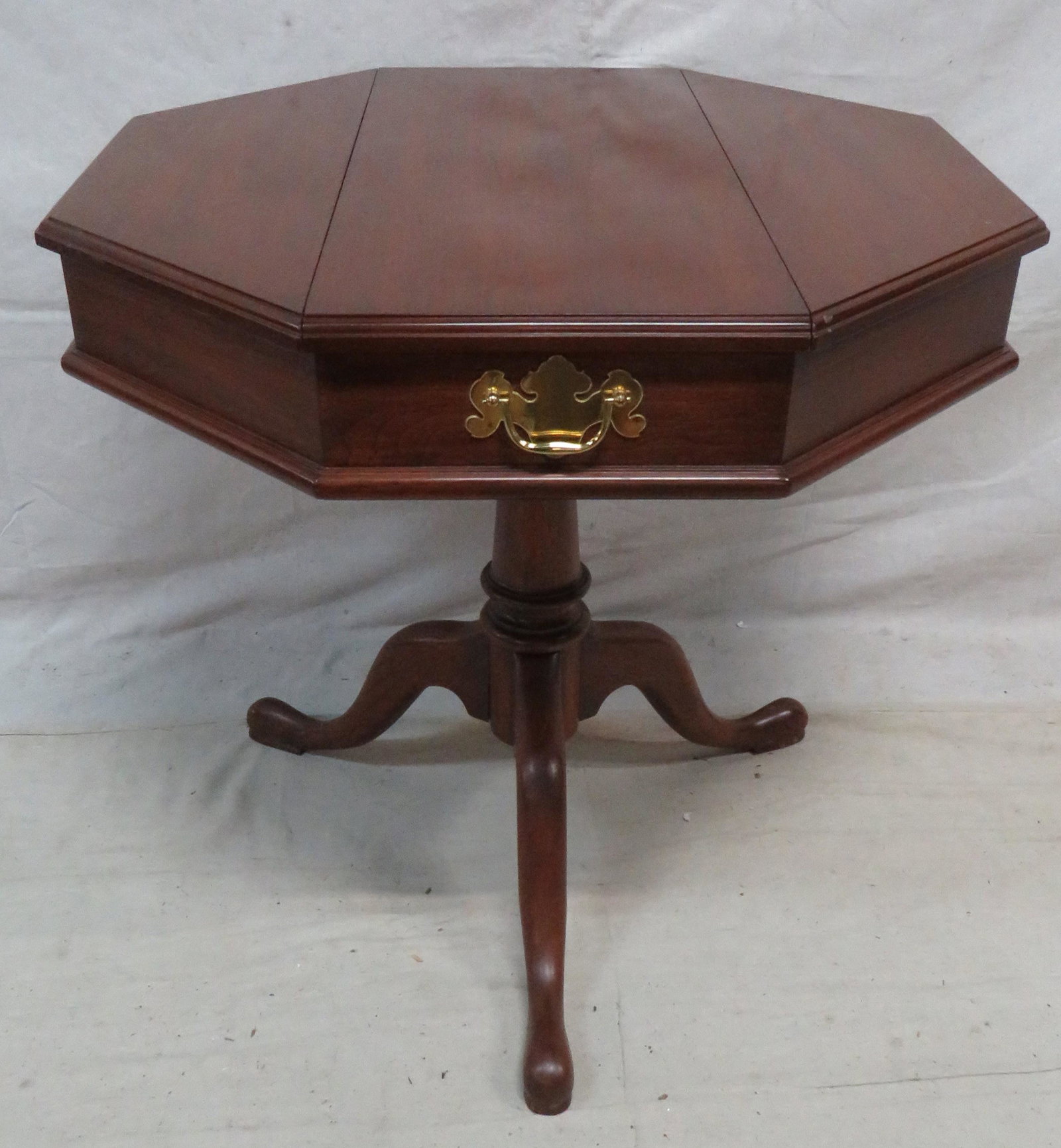 Henkel Harris Jefferson Writing Table: Henkel Harris Jefferson Writing Table in good condition, 27.5''H x 28''W x 28''D