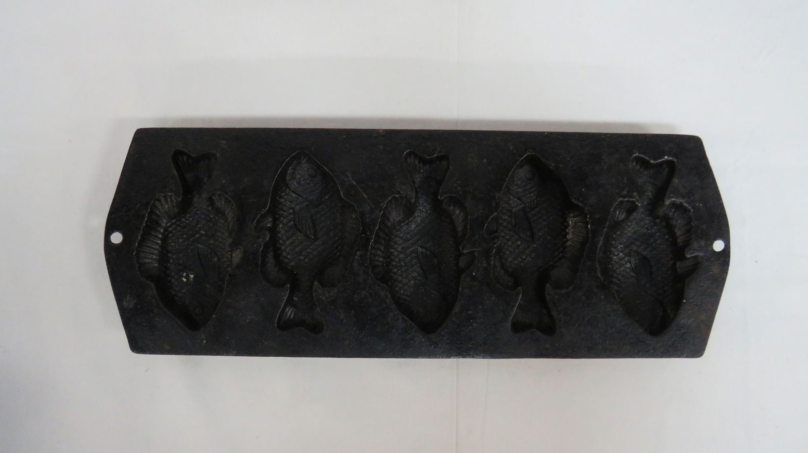 Vintage Lodge Cast Iron Perch Fish Mold Pan (1 of 5)