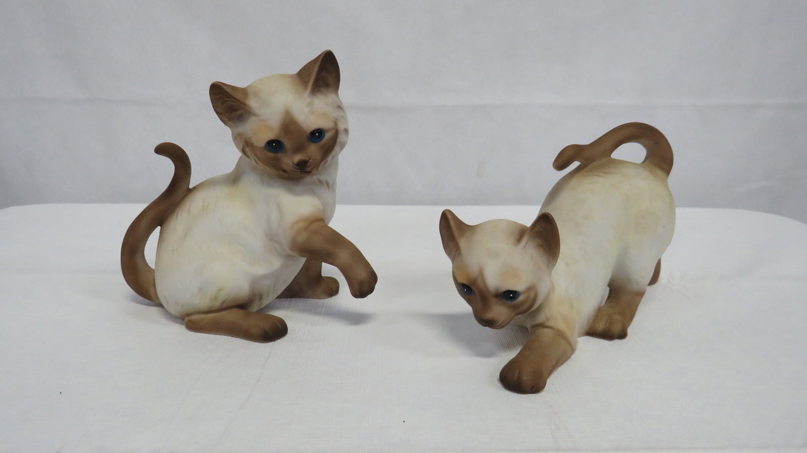 Vintage Royal Crown Siamese Kittens: Vintage Royal Crown Siamese Kittens in good condition. Marked Royal Crown. Sitting cat 6.5"H
