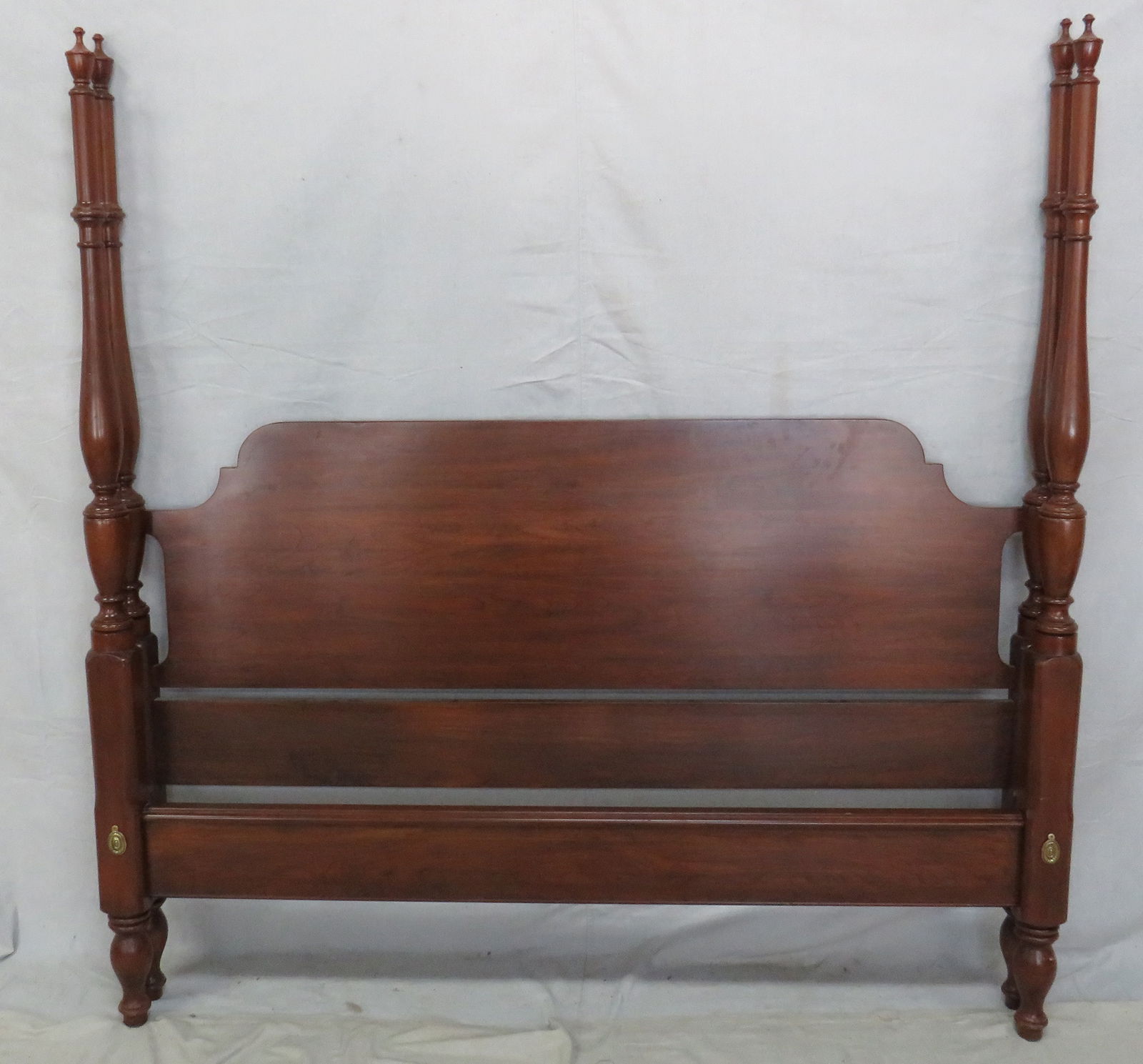 Henkel Harris Cherry Queen Size Bed (1 of 3)