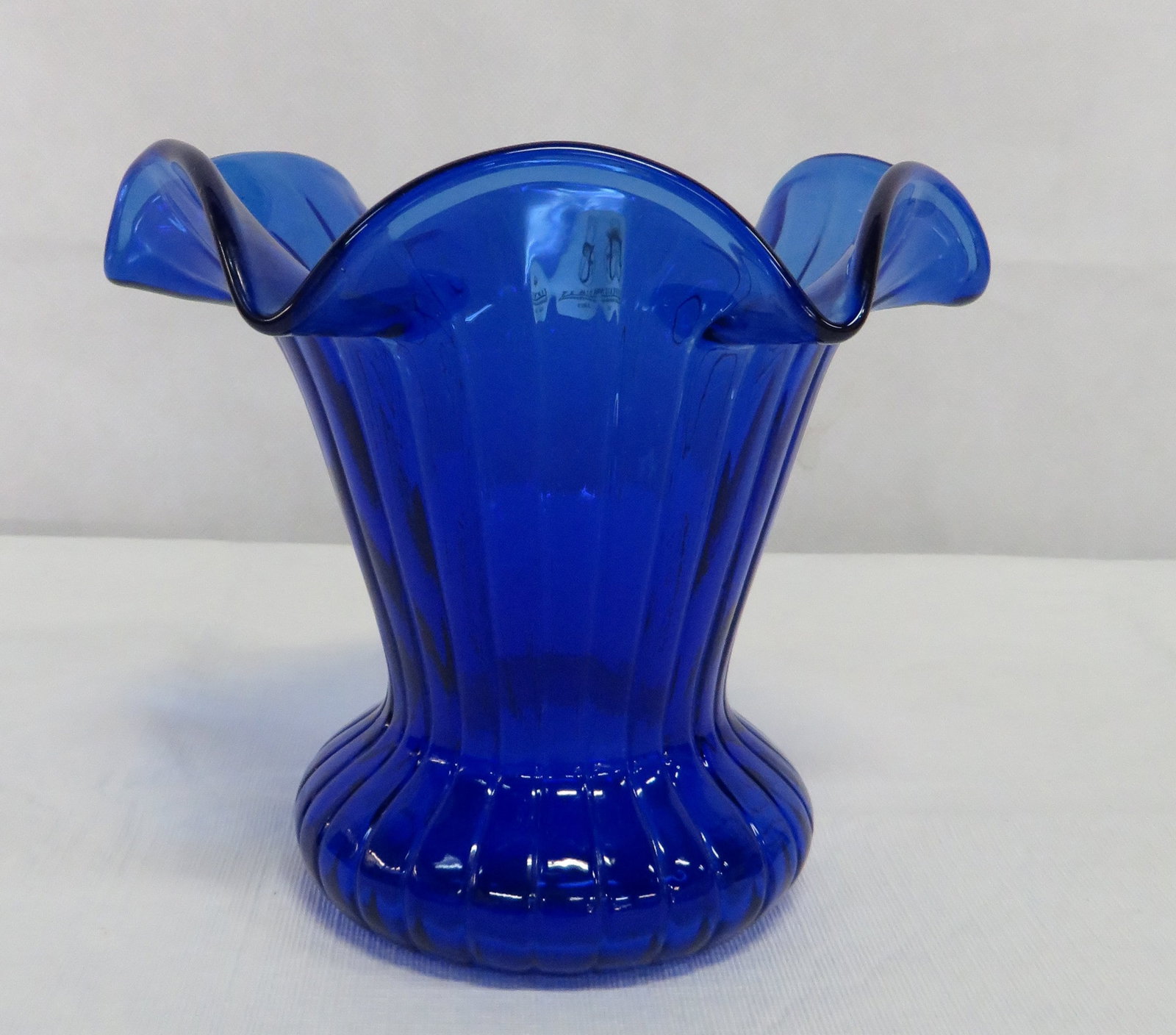 Vintage Fenton Cobalt Blue Ribbed Vase: Vintage Fenton Cobalt Blue Ribbed Vase in good condition. Paper label and Script F in oval circle mark on the bottom. 6.25"H x 6.75"D