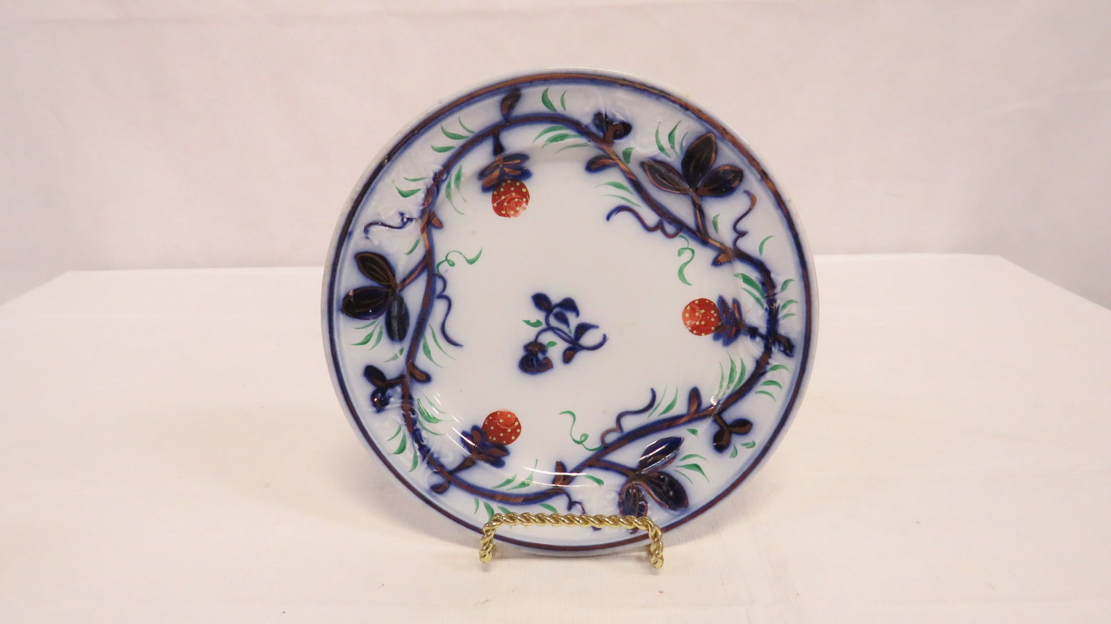 English Gaudy Ironstone Flow Blue Plate: English Gaudy Ironstone Flow Blue Plate in good condition. Impressed mark on the back. 7.75"D