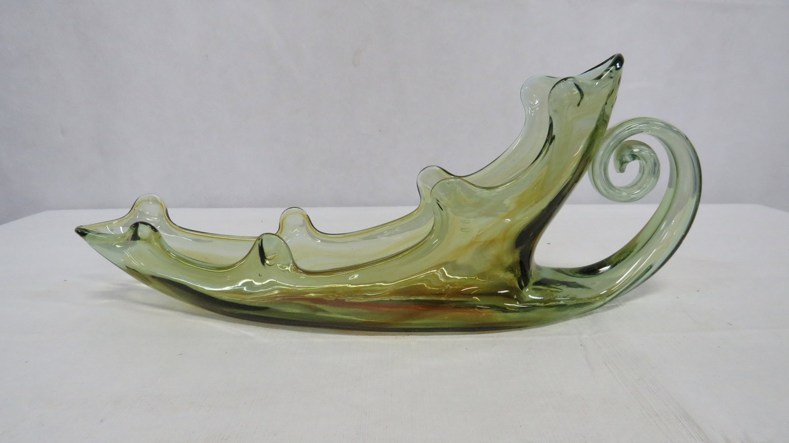 Vintage Sooner Art Glass Center Piece: Vintage Sooner Art Glass Center Piece in good condition. 6.5"H x 16"L