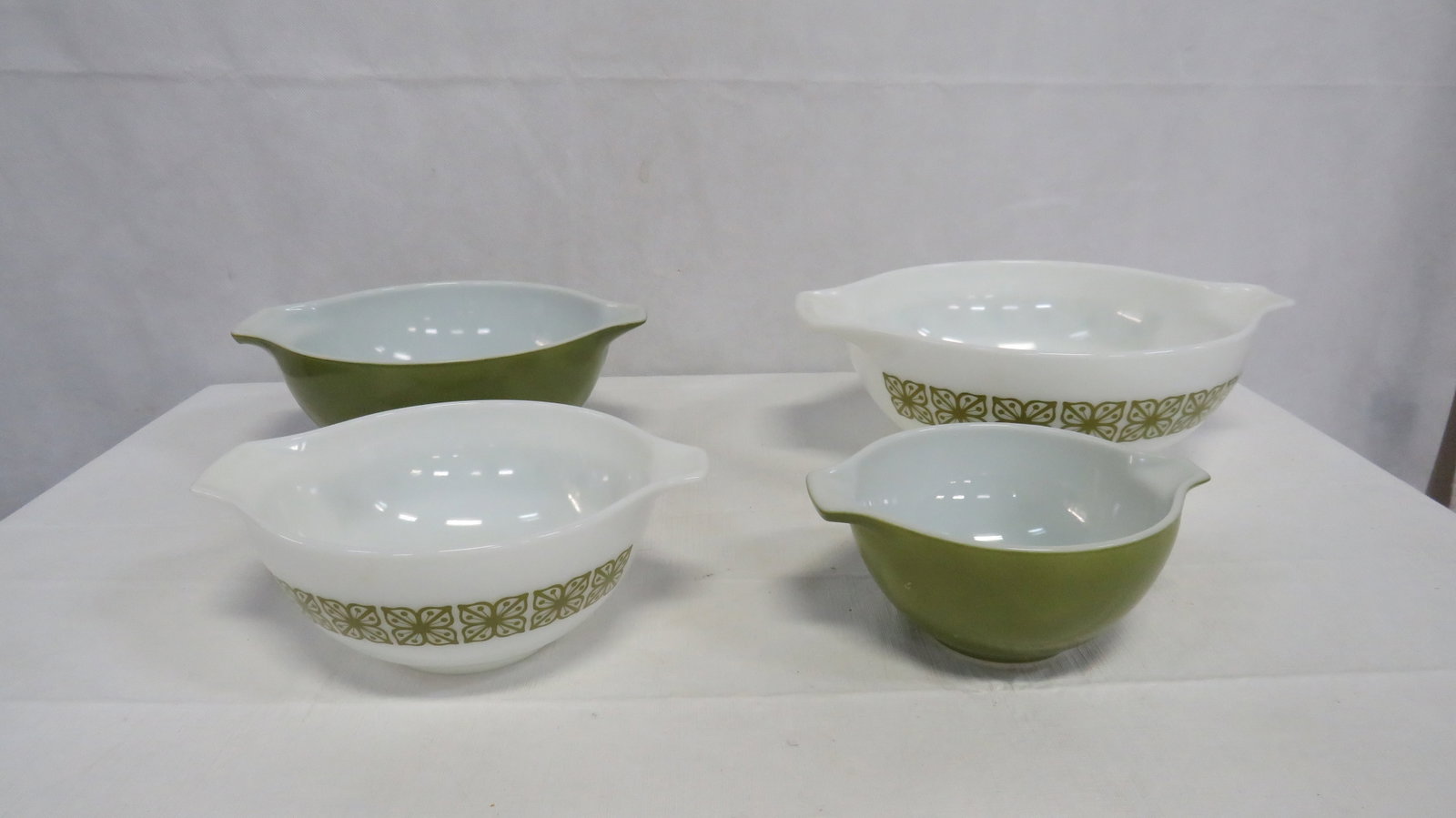 Vintage Verde Autumn Floral Pyrex Nesting Bowls: Vintage Verde Autumn Floral Pyrex Nesting Bowls in good condition. This pattern was put in use in1966.