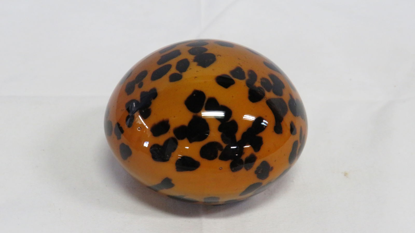 Vintage Art Glass Tortoise Shell Paperweight: Vintage Art Glass Tortoise Shell Paperweight in good condition. 2.25"H