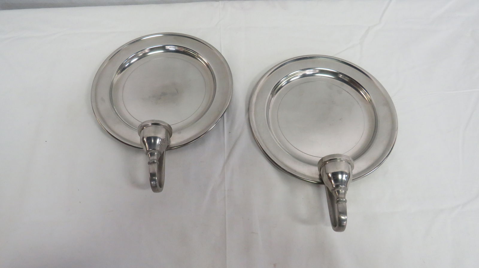 Woodbury Pewterers Tavern Wall Candle Sconces: Woodbury Pewterers Tavern Wall Candle Sconces in good condition. 10.5"H x 8"W