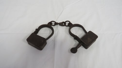 Vintage Look Metal Shackles Hand Cuffs