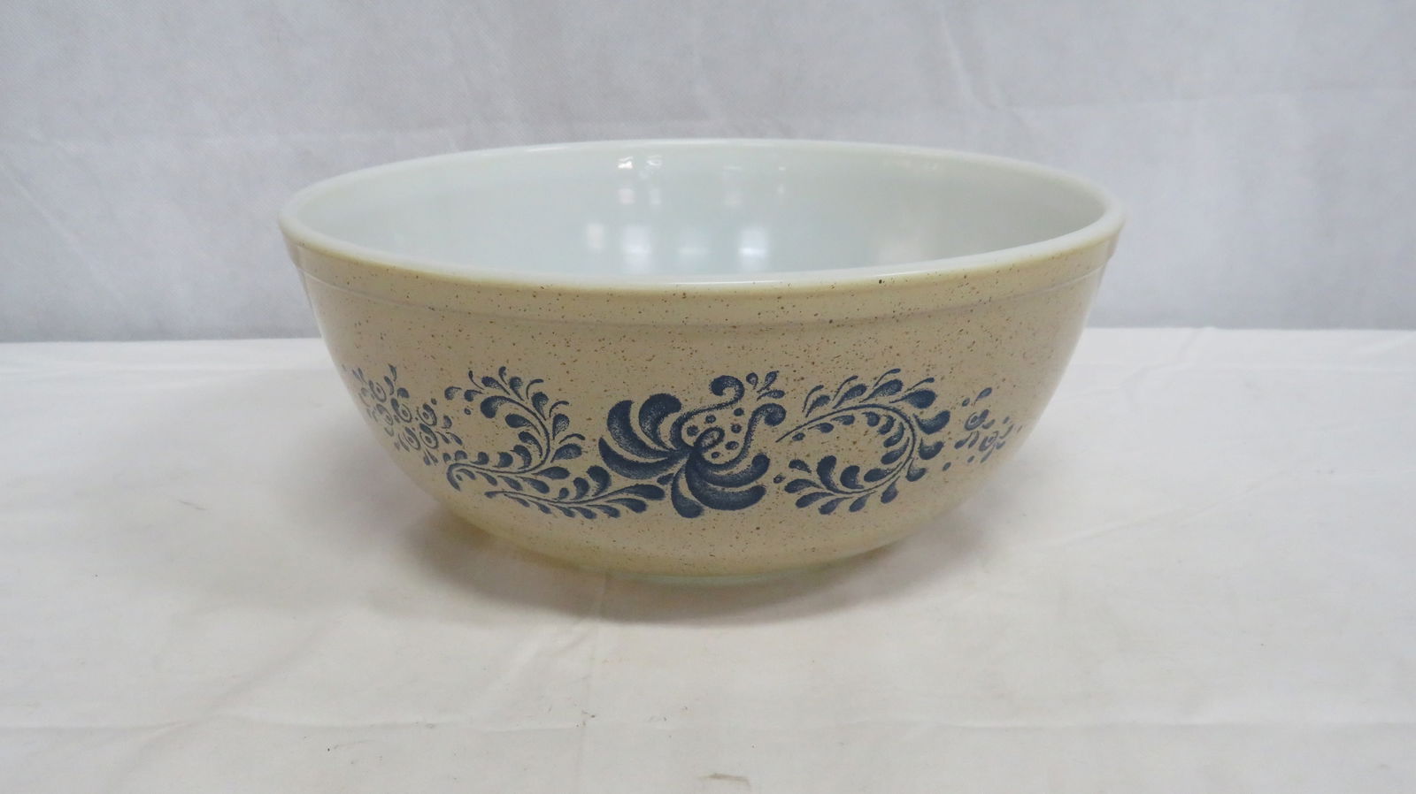 Vintage Pyrex 4 Quart Mixing Bowl (1 of 2)