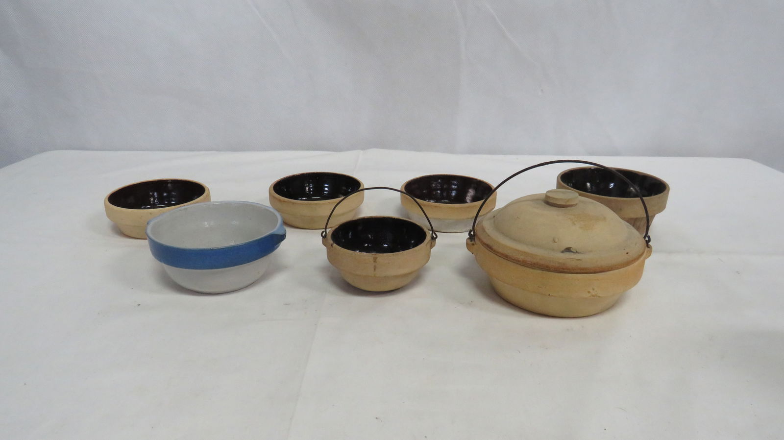 7 Vintage Miniature Stoneware Crock Bowls: 7 Vintage Miniature Stoneware Crock Bowls in good condition. One has a lid. Various sizes from 1"- 1.75"H and 2.75" - 4.25"D