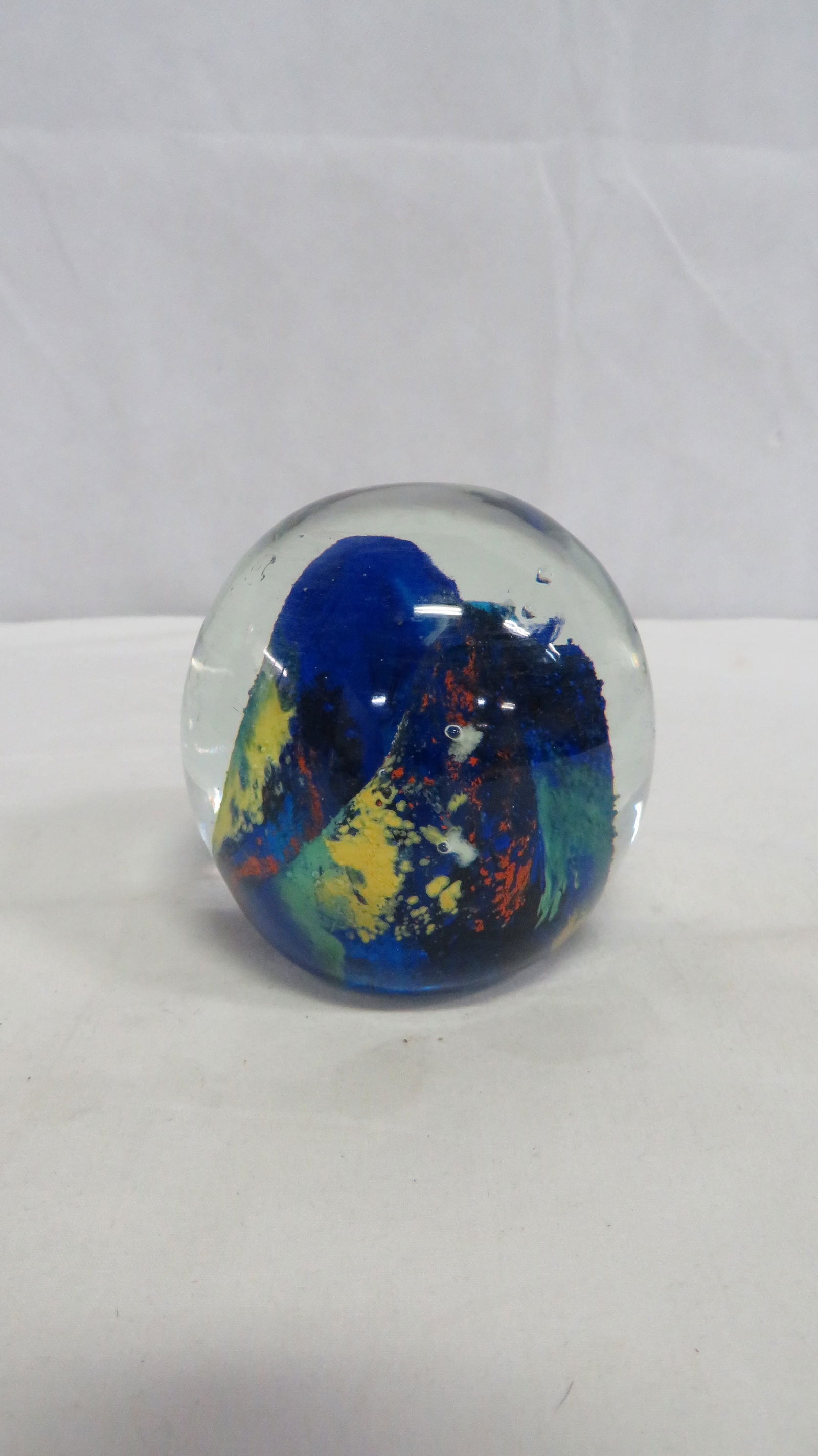 Vintage Art Glass Paperweight: Vintage Art Glass Paperweight in good condition. 3.25"H