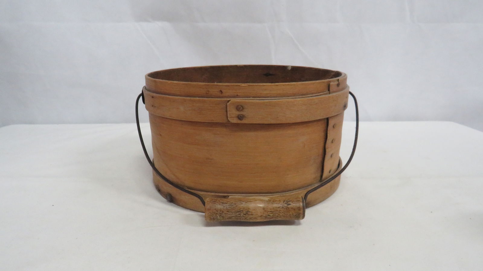 Bentwood Shaker Pantry Box with Bail Handle: Bentwood Shaker Pantry Box with Bail Handle in good condition. 5"H x 8.75"D