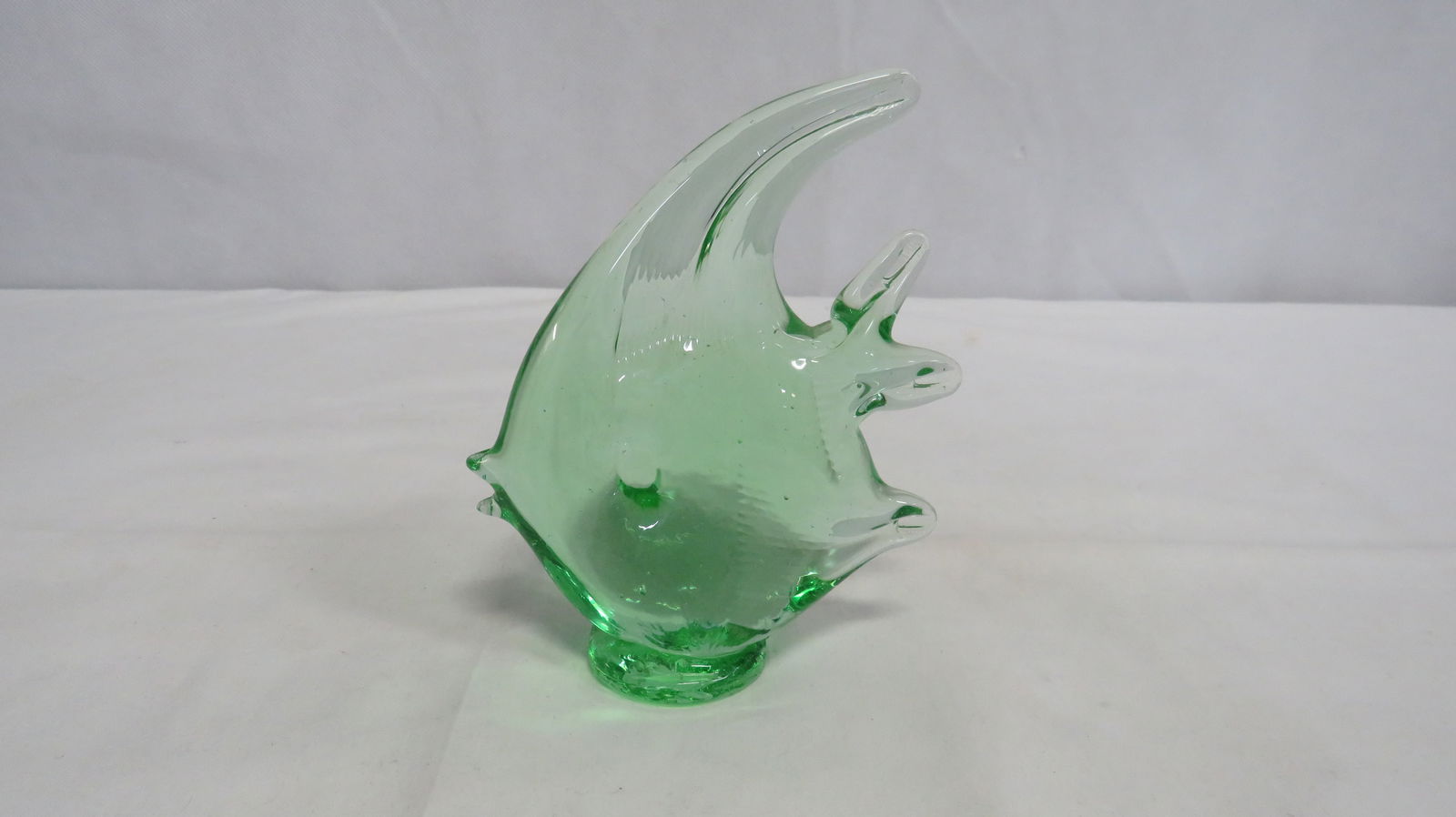 Vintage Art Glass Angelfish Paperweight: Vintage Art Glass Angelfish Paperweight in good condition. 5"H