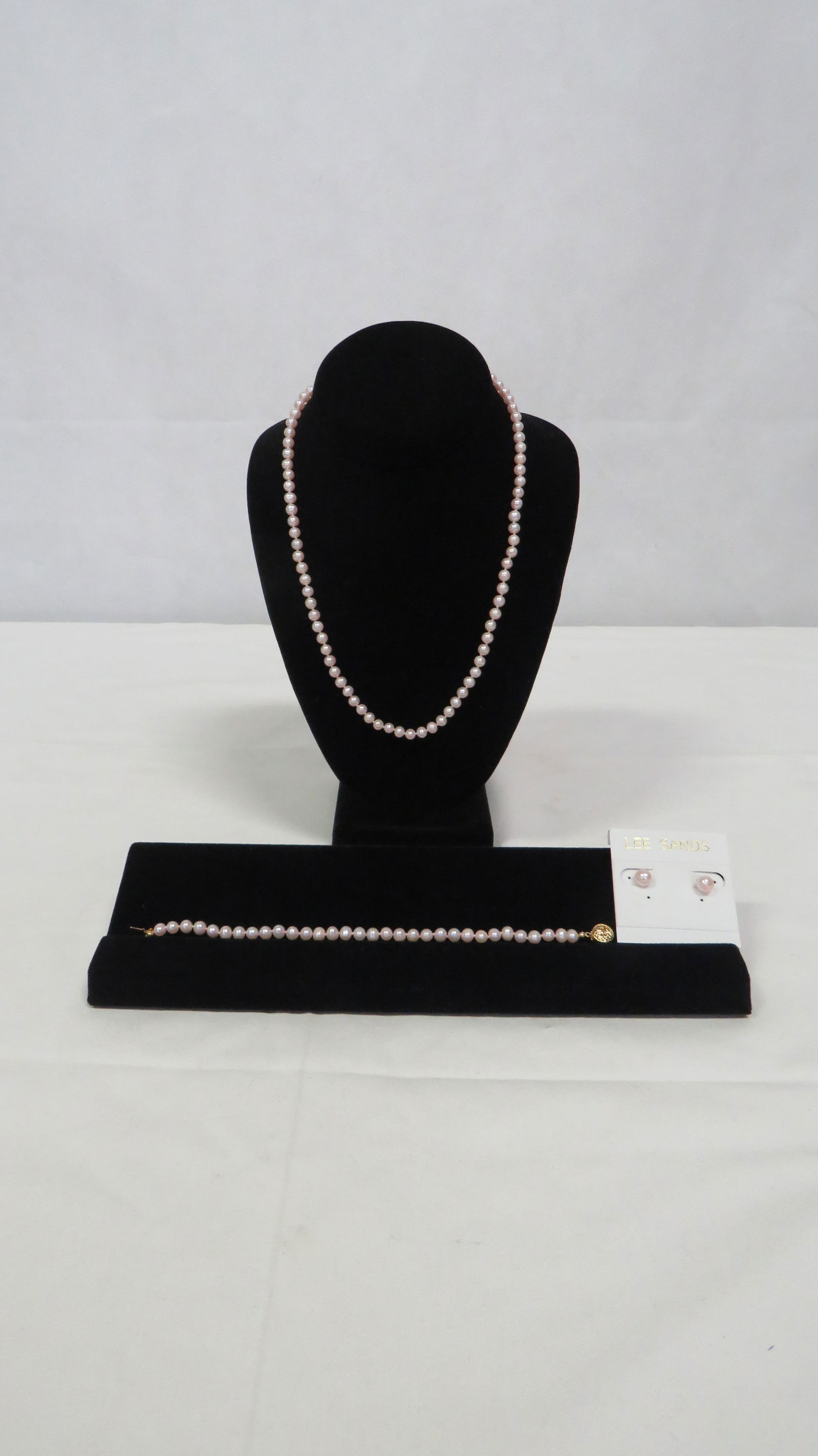 Lee Sands Pink Pearl Necklace, Bracelet, Earrings: Lee Sands Pink Pearl Necklace, Bracelet, Earrings Set in good condition.