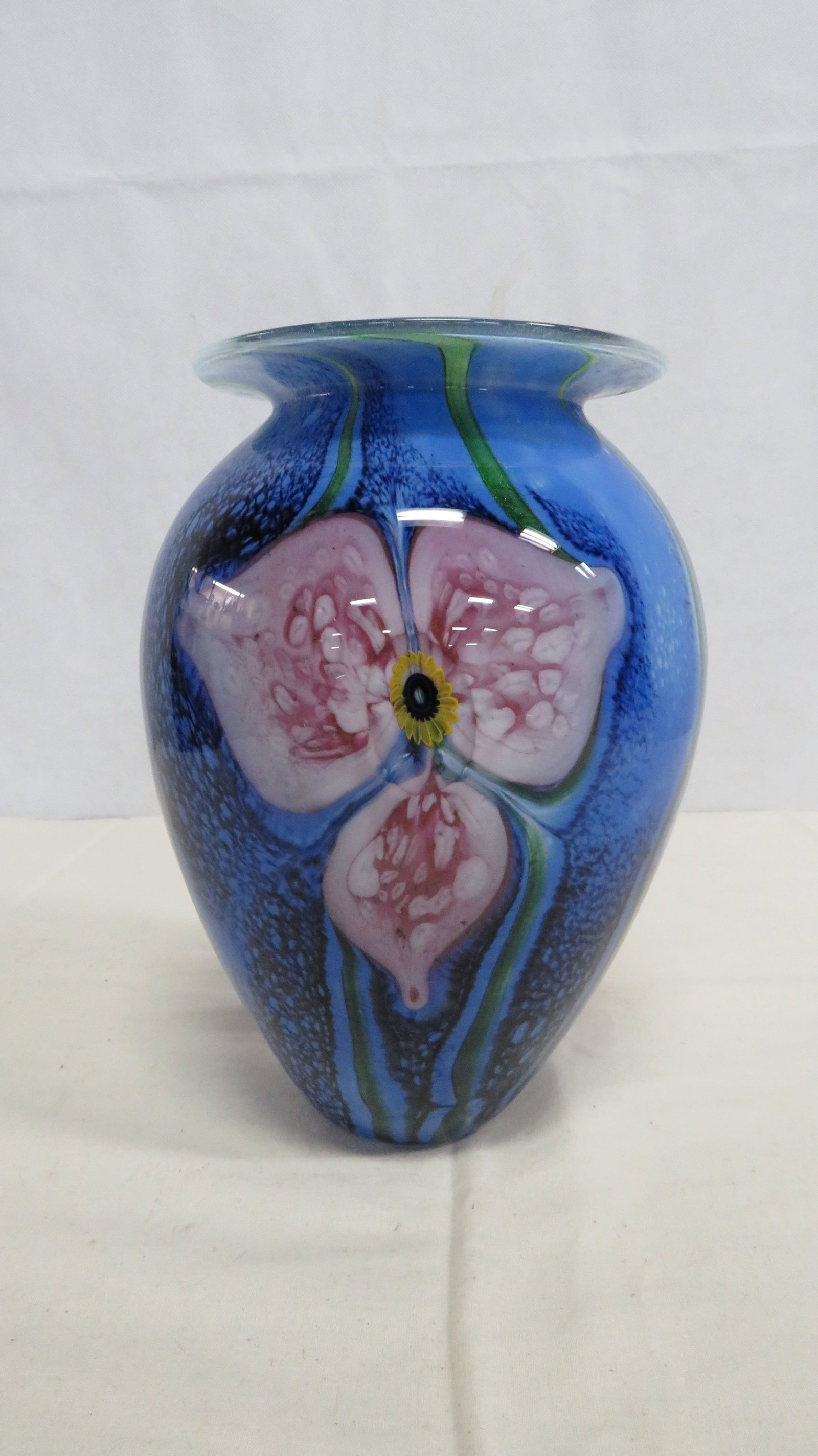 Robert Eickholt Pink Trillium Art Glass Vase: Robert Eickholt Pink Trillium Art Glass Vase in good condition. Robert Eickholt (born 1947) known for his sophisticated blown-glass technique. Signed Eickholt 1998 VLTI on the underside. Pulled feathe