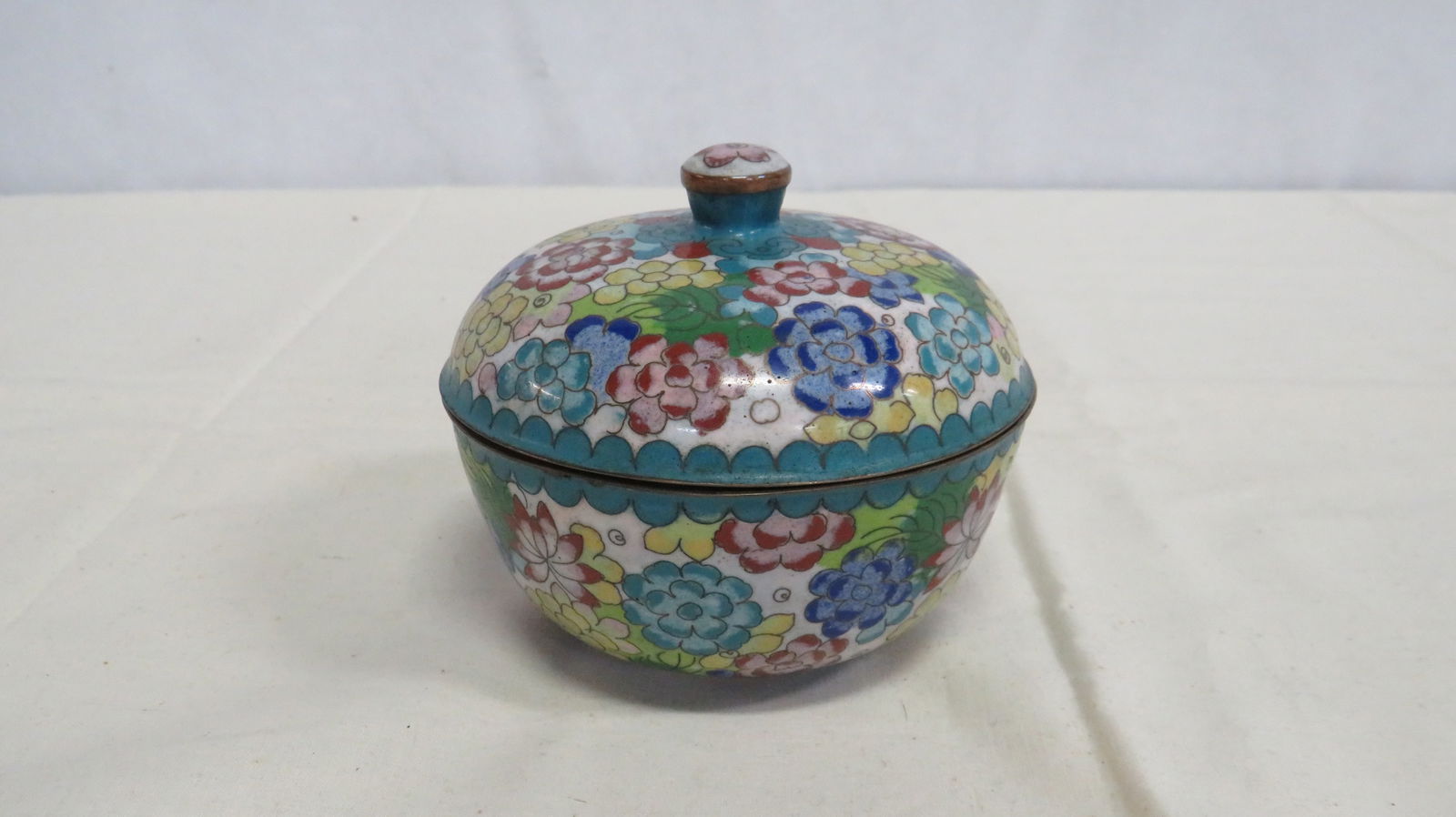 Antique Chinese Cloisenne Covered Bowl: Antique Chinese Cloisenne Covered Bowl in good condition. Floral motiff on a turquoise background. Enamel China mark on the underside. 4"H x 4.5"D