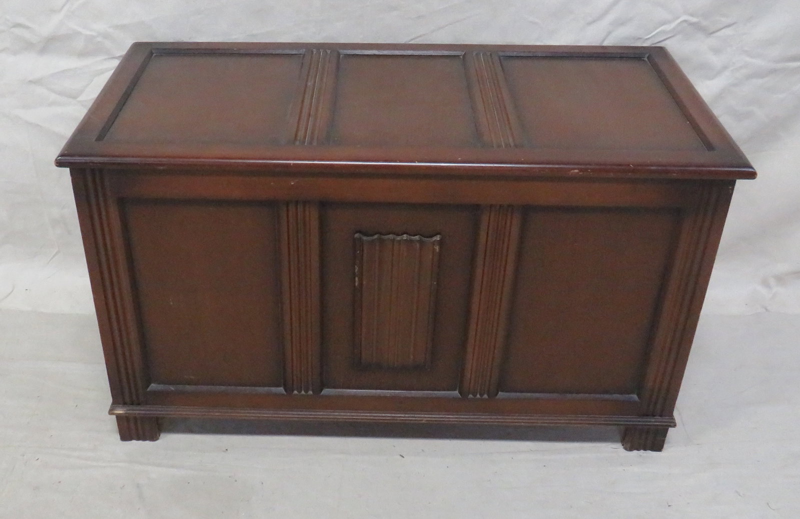 Vintage English Oak Linen Fold Blanket Box: Vintage English Oak Linen Fold Blanket Box in good condition, 20.5''H x 36''W x 18''D