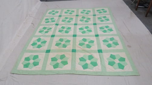 Vintage Handmade Dresden Plate Quilt