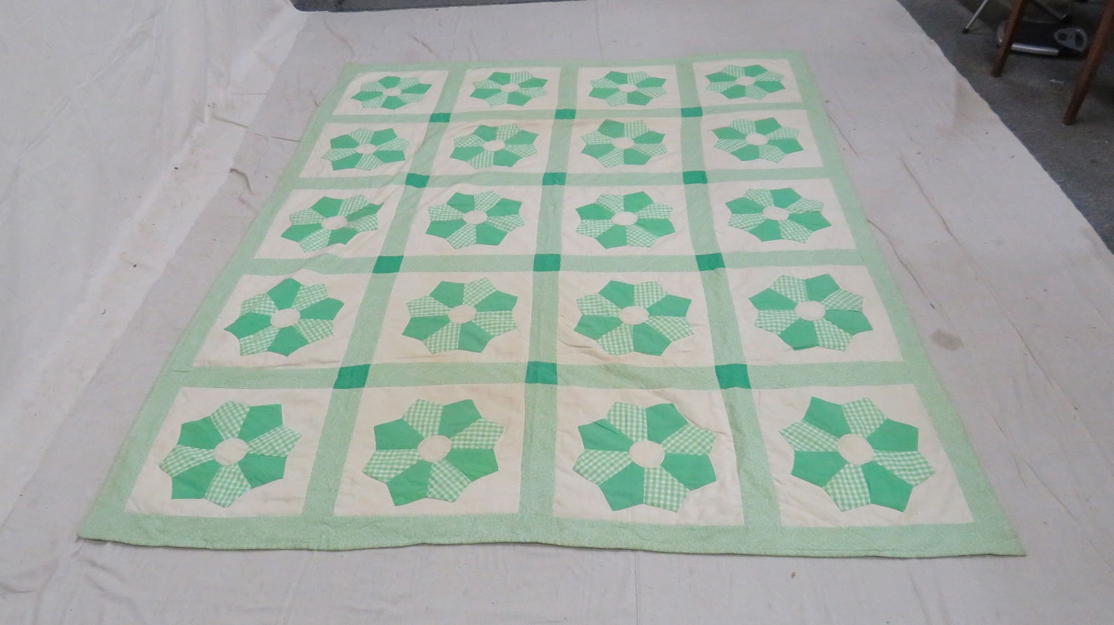 Vintage Handmade Dresden Plate Quilt (1 of 3)