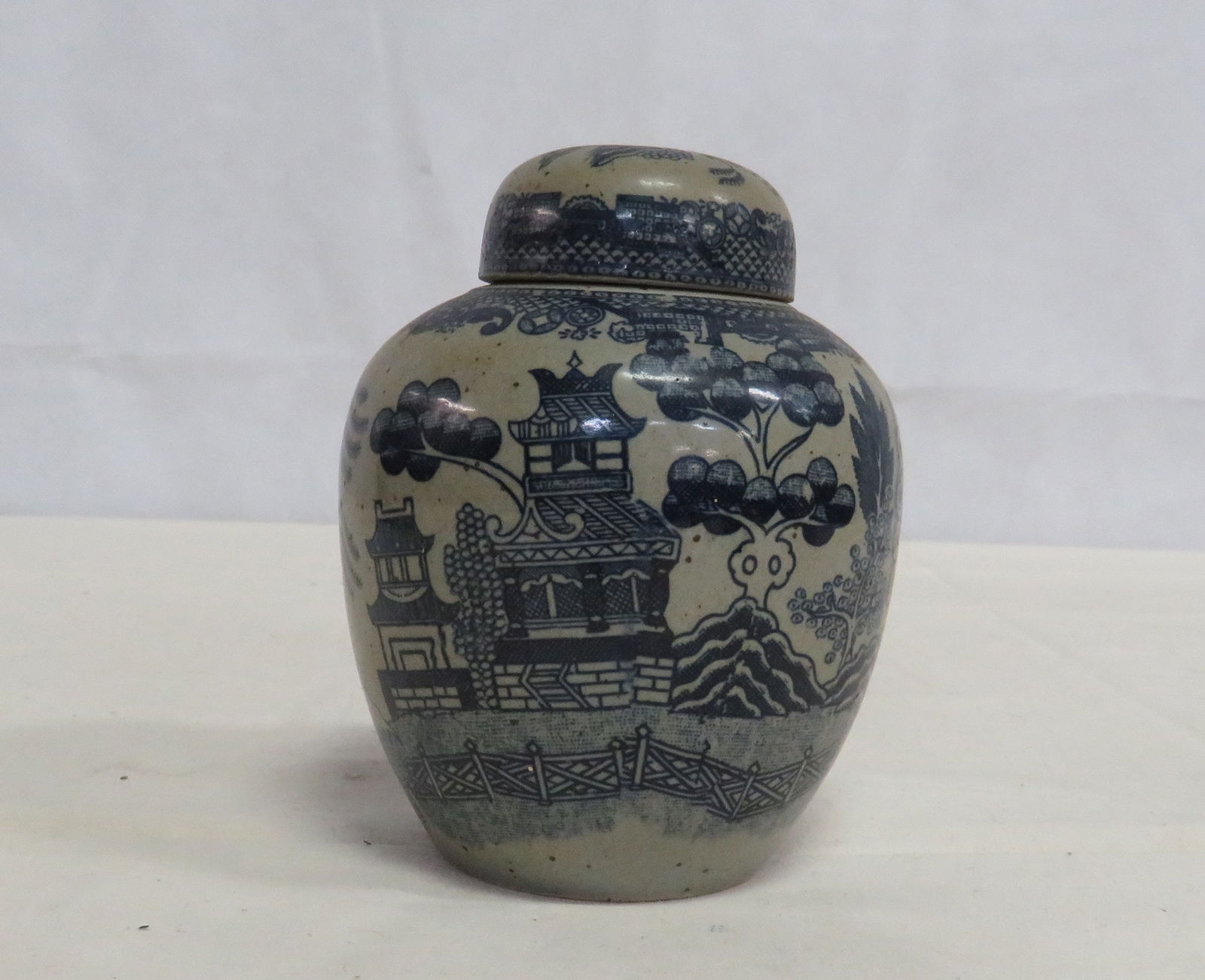 Vintage Chinese Ginger Jar: Vintage Chinese Ginger Jar in good condition. 5"H x 4"D