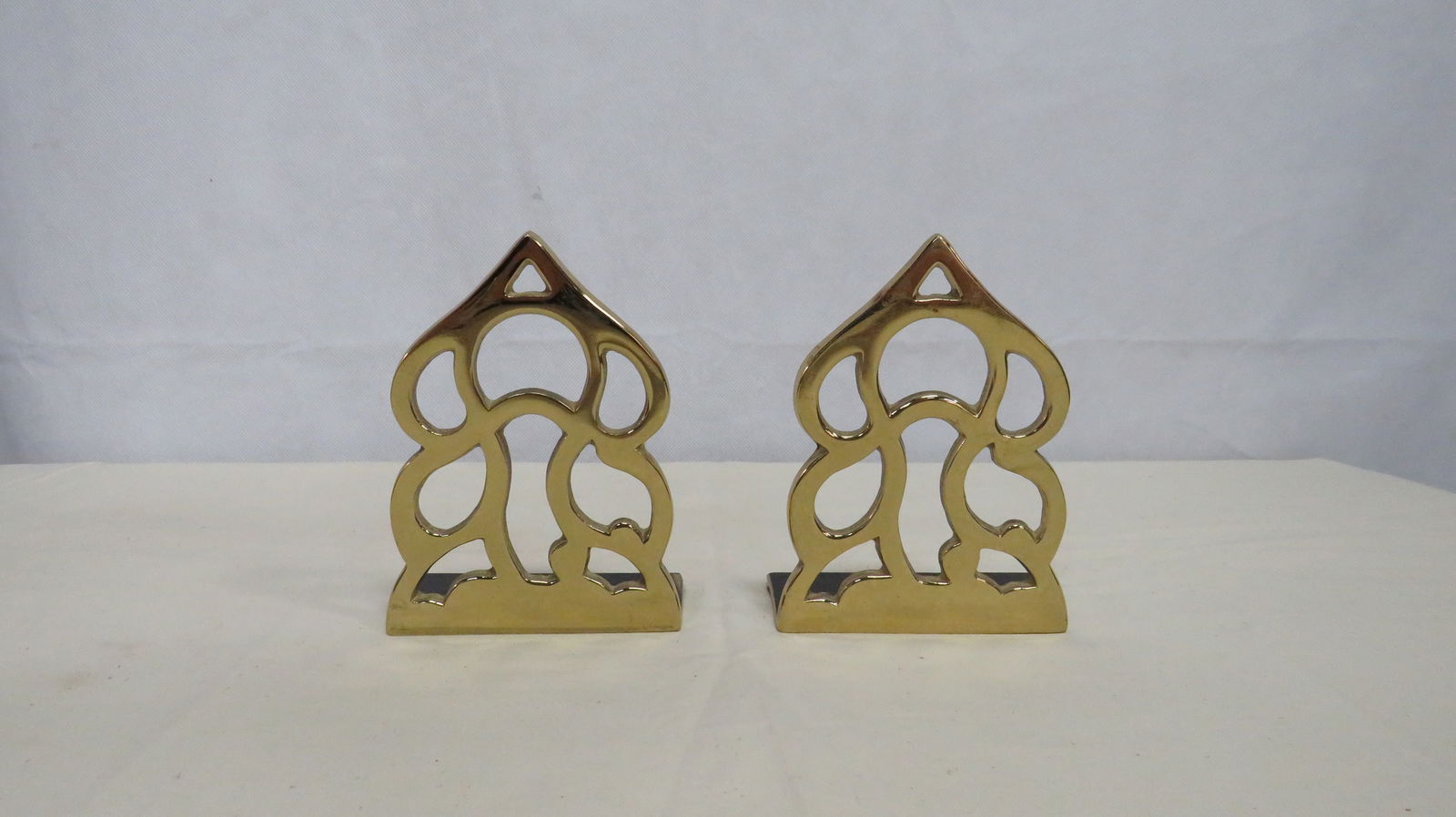 Virginia Metalcrafters Monticello Brass Bookends: Virginia Metalcrafters Thomas Jefferson Monticello Brass Bookends CW 8-21 in good condition. Marked with Virginia Metalcrafters trademark, stamped 8-21, dated 1983, and embossed "Monticello". Solid br