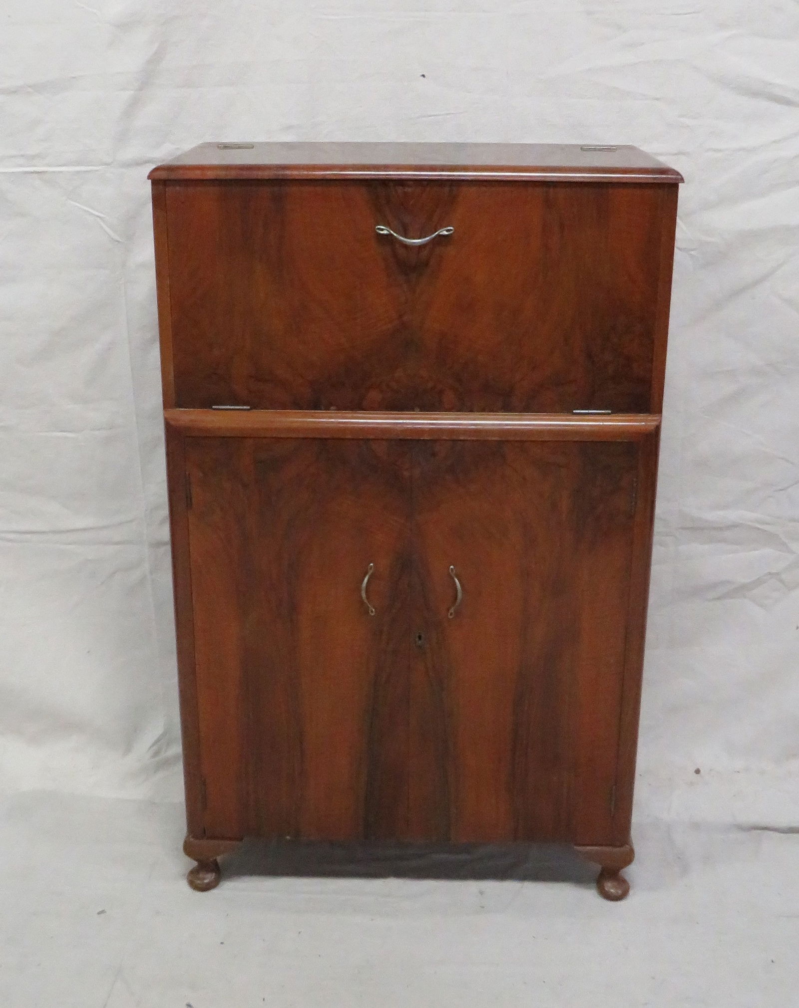 Vintage English Art Deco Bar: Vintage English Art Deco Bar in good condition, Mahogany, Queen Anne Legs, 43''H x 27''W x 15''D