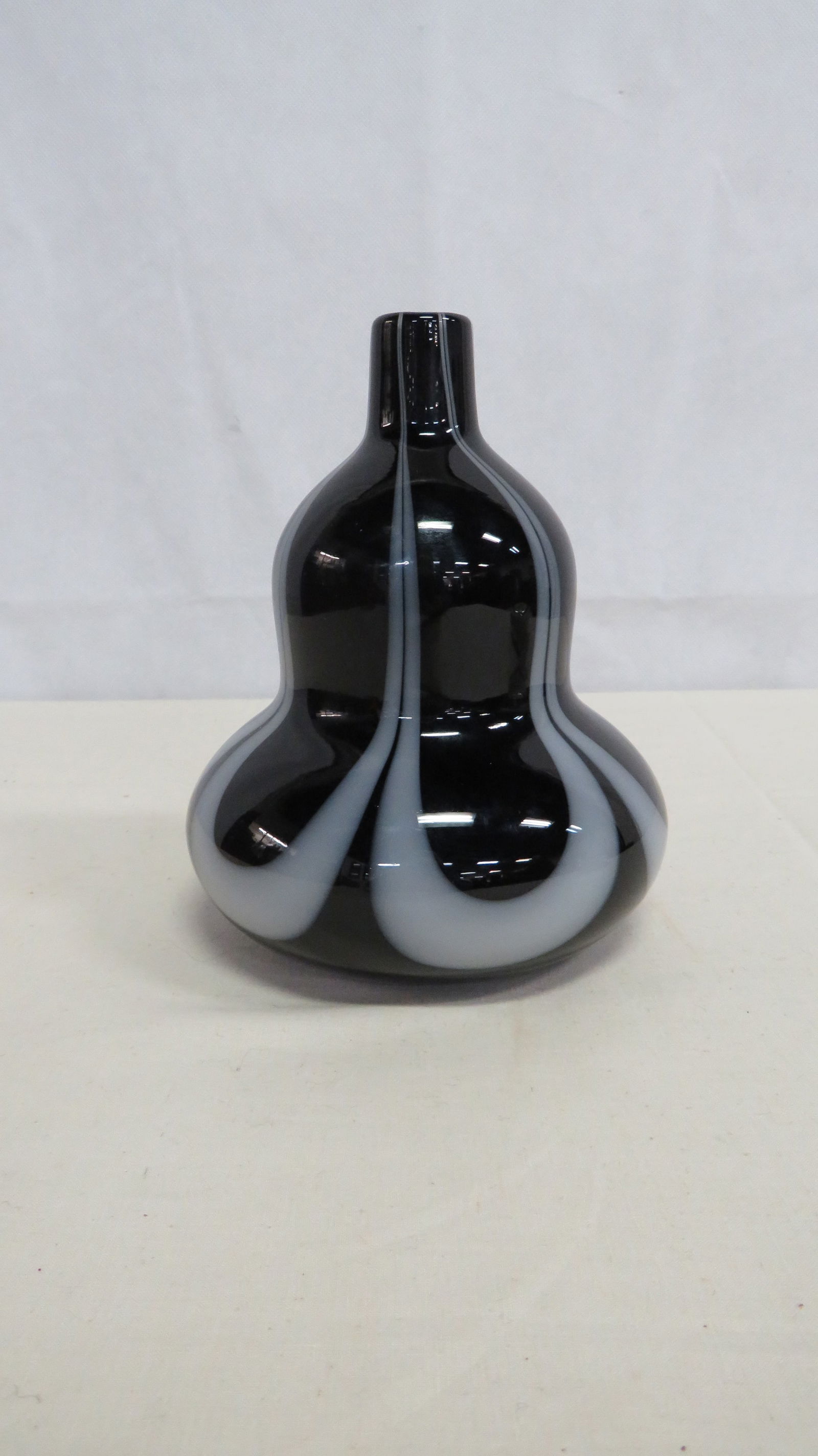 Vintage Murano Art Glass Vase: Vintage Murano Art Glass Vase in good condition. 7"H x 5"D