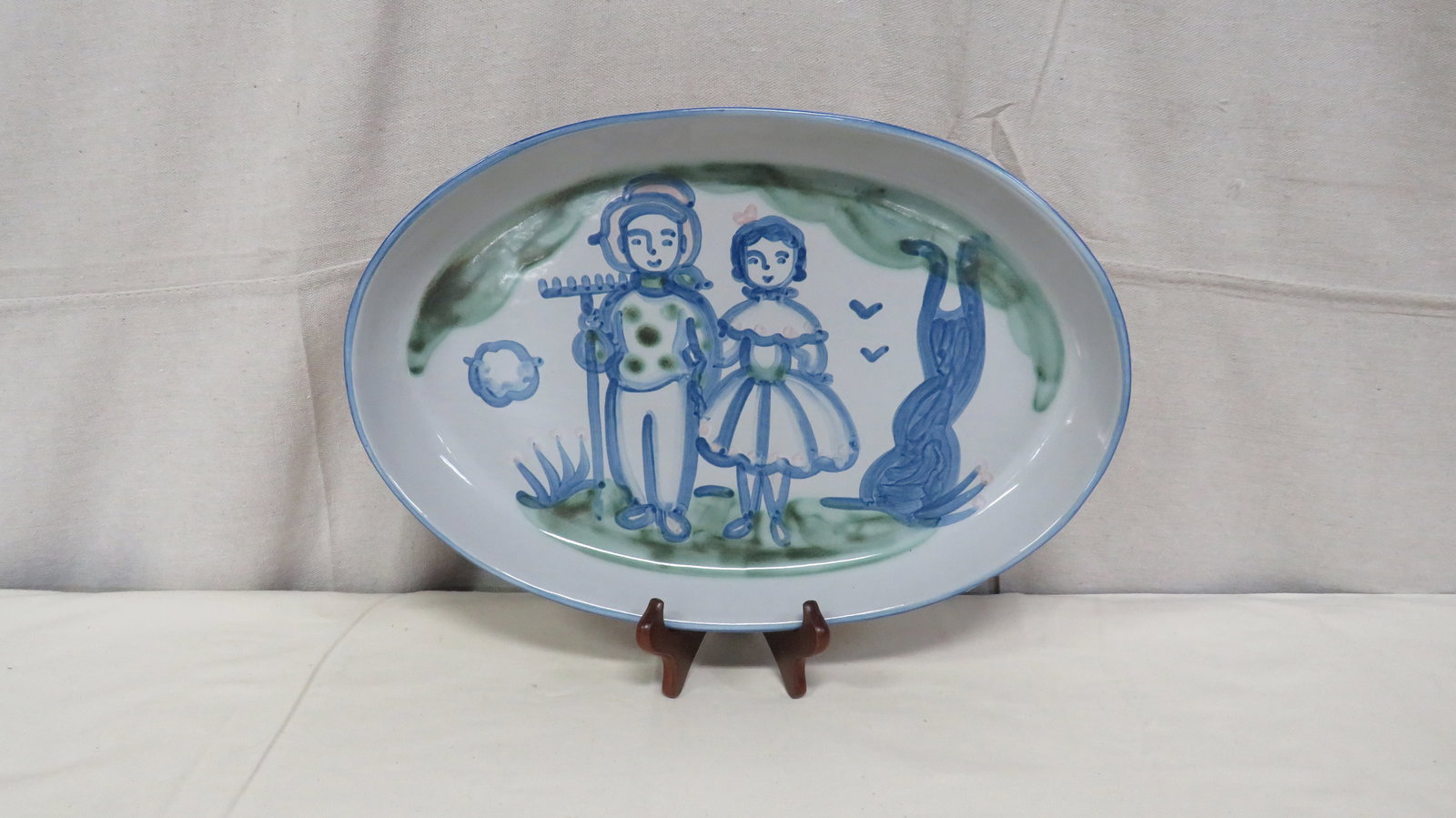 Hadley Pottery Platter: Hadley Pottery Platter in good condition, small rim chip on edge, 1.75''D x 16.5''W x 11''H