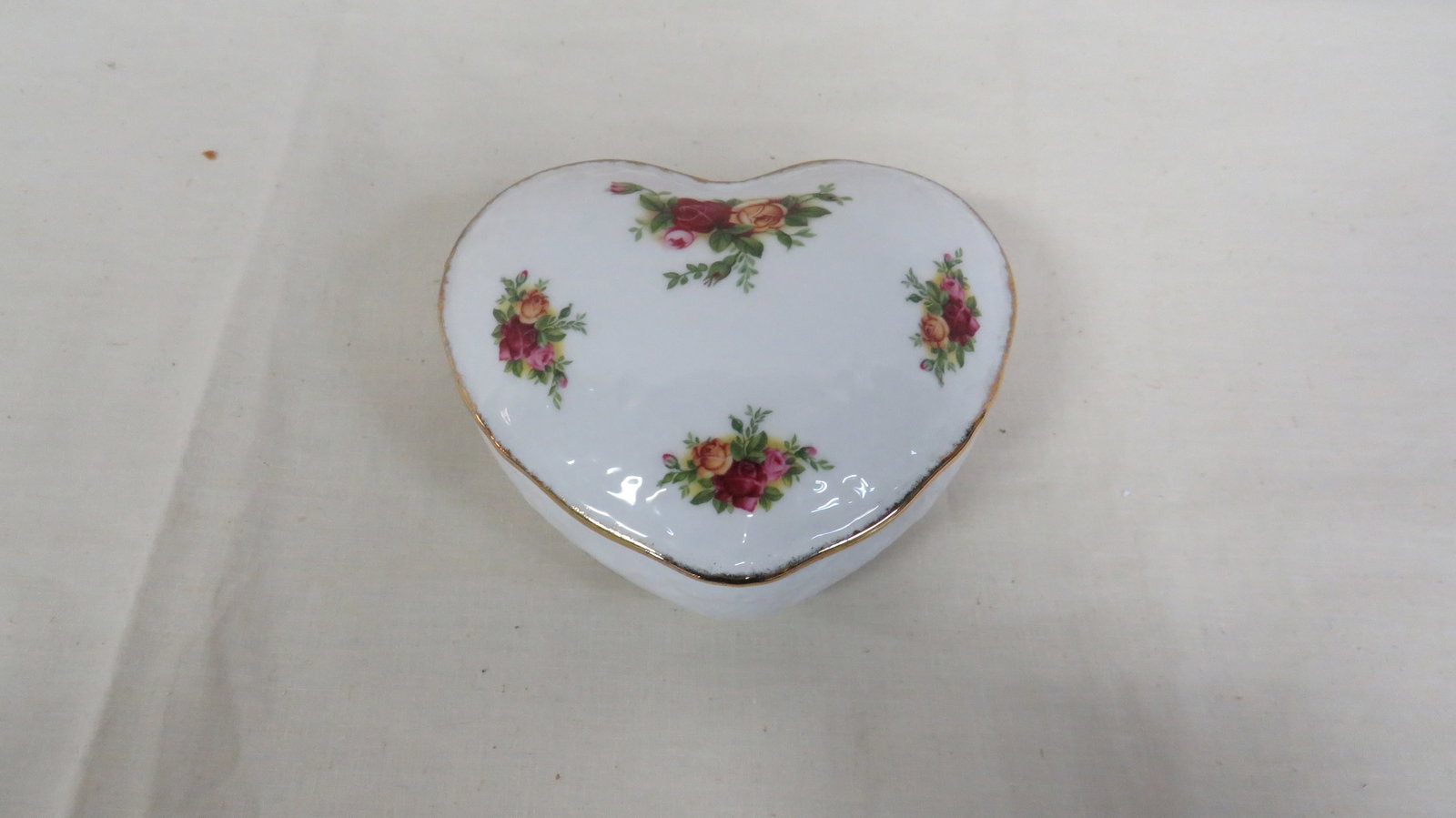 Royal Albert Old Country Roses Heart Trinket Box: Royal Albert Old Country Roses Heart Trinket Box in good condition. 2.25"H x 5.25"L x 4.5"W See other listings for additional items in this pattern.