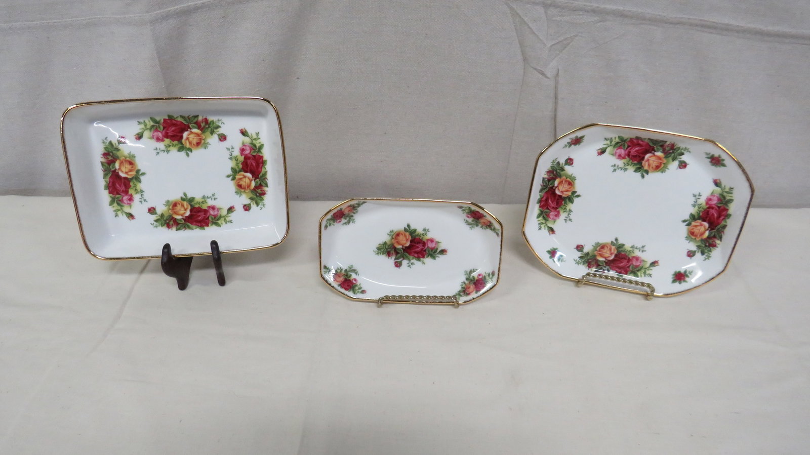 3 Royal Albert Old Country Roses Serving Trays: 3 Royal Albert Old Country Roses Serving Trays in good condition. 6.75" x 4" - 7.75" x 6.25" See other listings for additional items in this pattern.