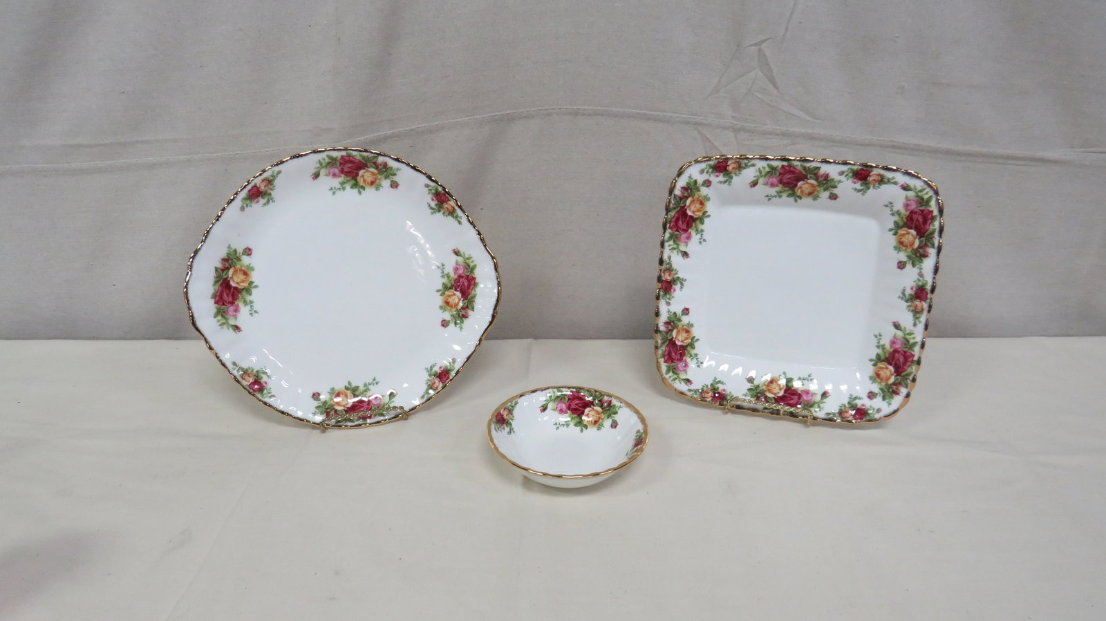 Royal Albert Old Country Roses Trays & Bowl: Royal Albert Old Country Roses Trays & Bowl in good condition. Square serving tray 9.25" x 9.25" Round serving tray 10.75" x 10" Berry bowl 1.5"H x 5.5"D See other listings for additional items in thi