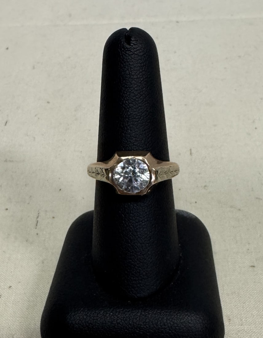 10kt Yellow Gold Ring: 10kt Yellow Gold Ring in good condition, Stone has a chip, Size 8, 6.05g