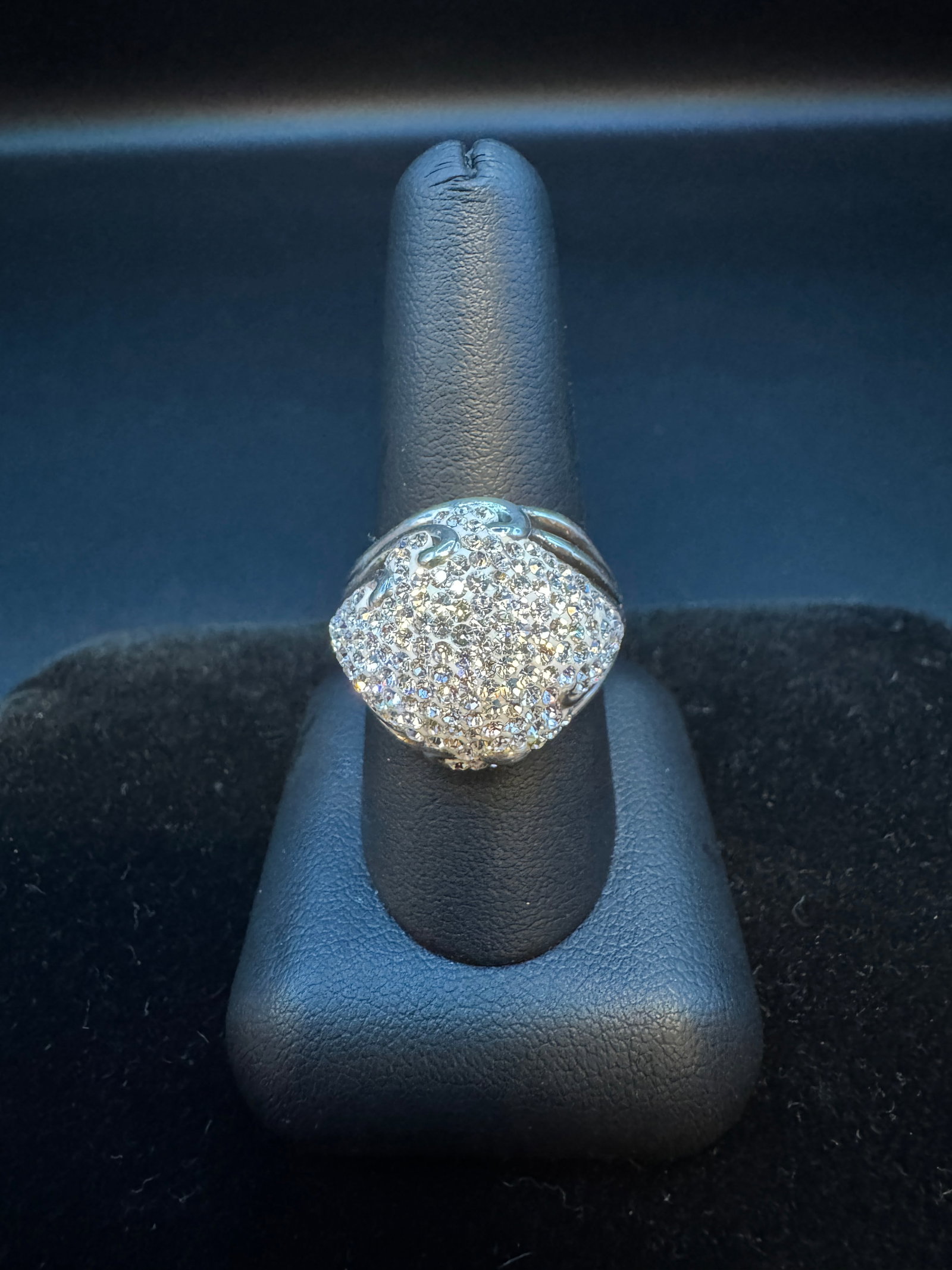 Sterling Silver Cluster Ring: Sterling Silver Cluster Ring in good condition, 5.83g