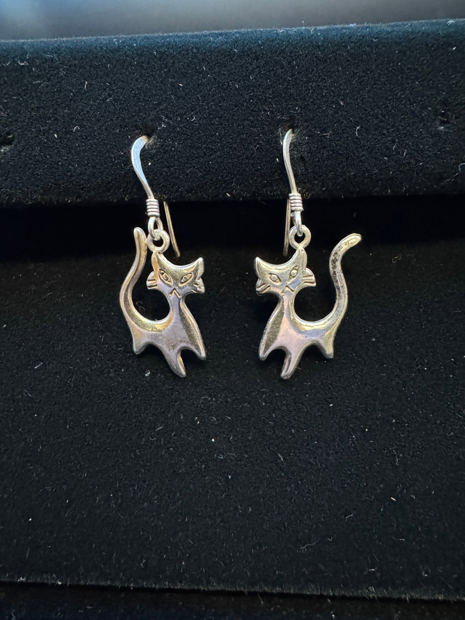 Sterling Cat Earrings: Sterling Cat Earrings in good condition, 2.84g