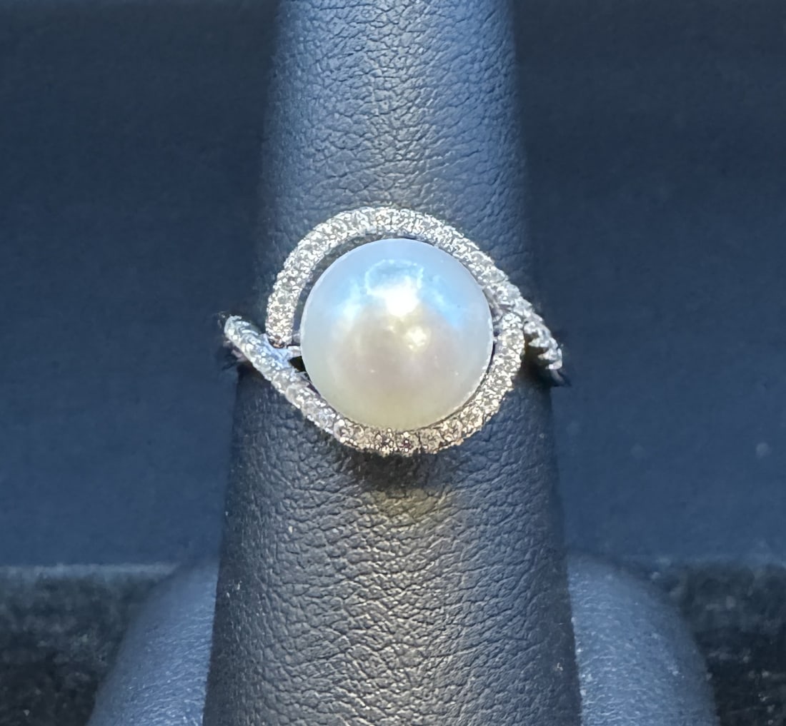Pearl Sterling Ring: Pearl Sterling Ring in good condition, 4.09g