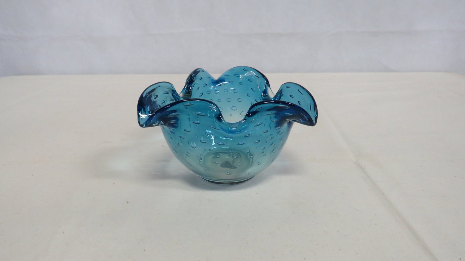 Mid Century Murano Bullicante Art Glass Bowl: Mid Century Murano Bullicante Art Glass Bowl in good condition. 3.25"H x 5"D